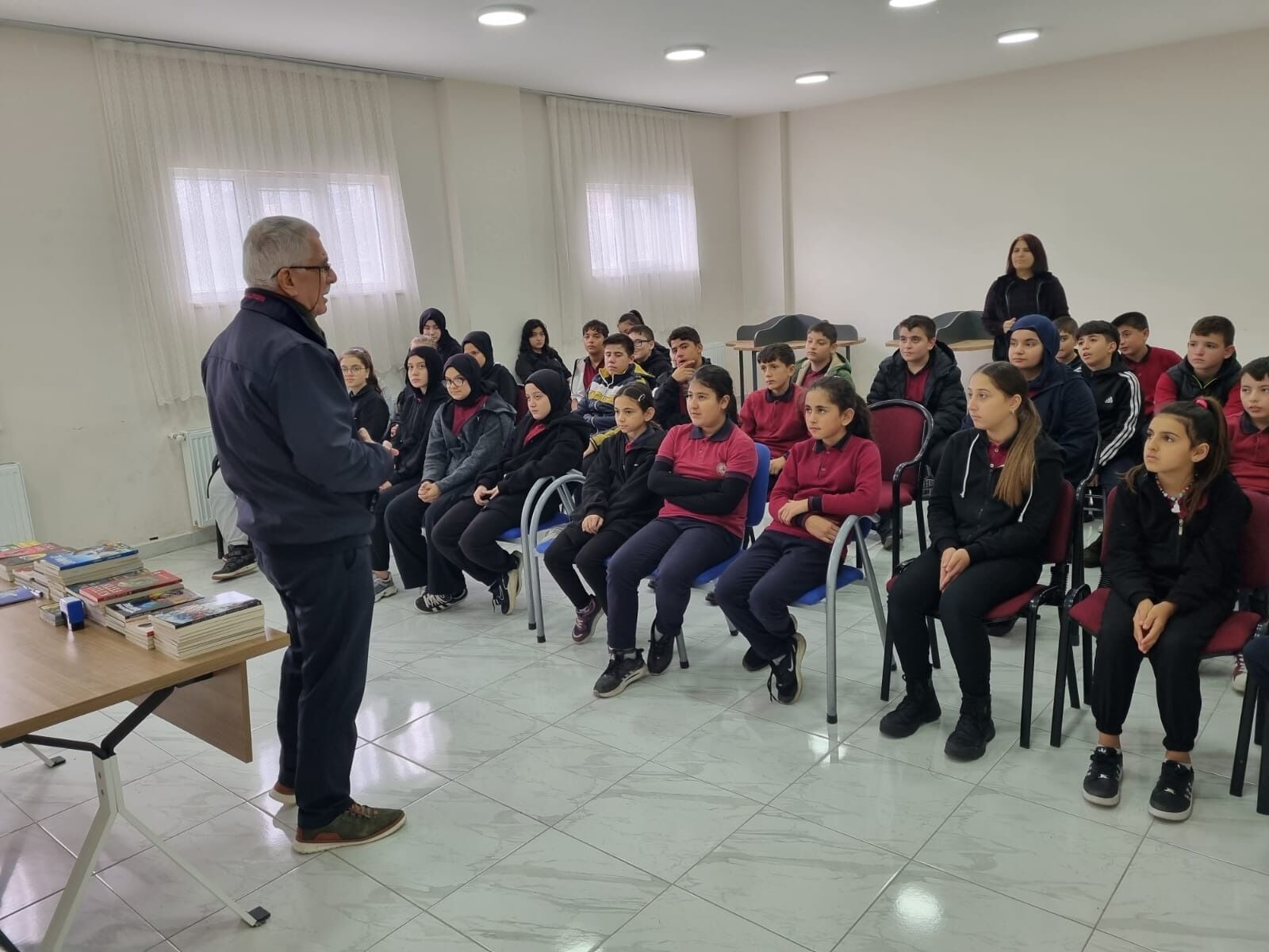 Eğitimci Yazar Hasan Yiğit Ortaokul Öğrencileri İle Söyleşi Düzenledi (3)
