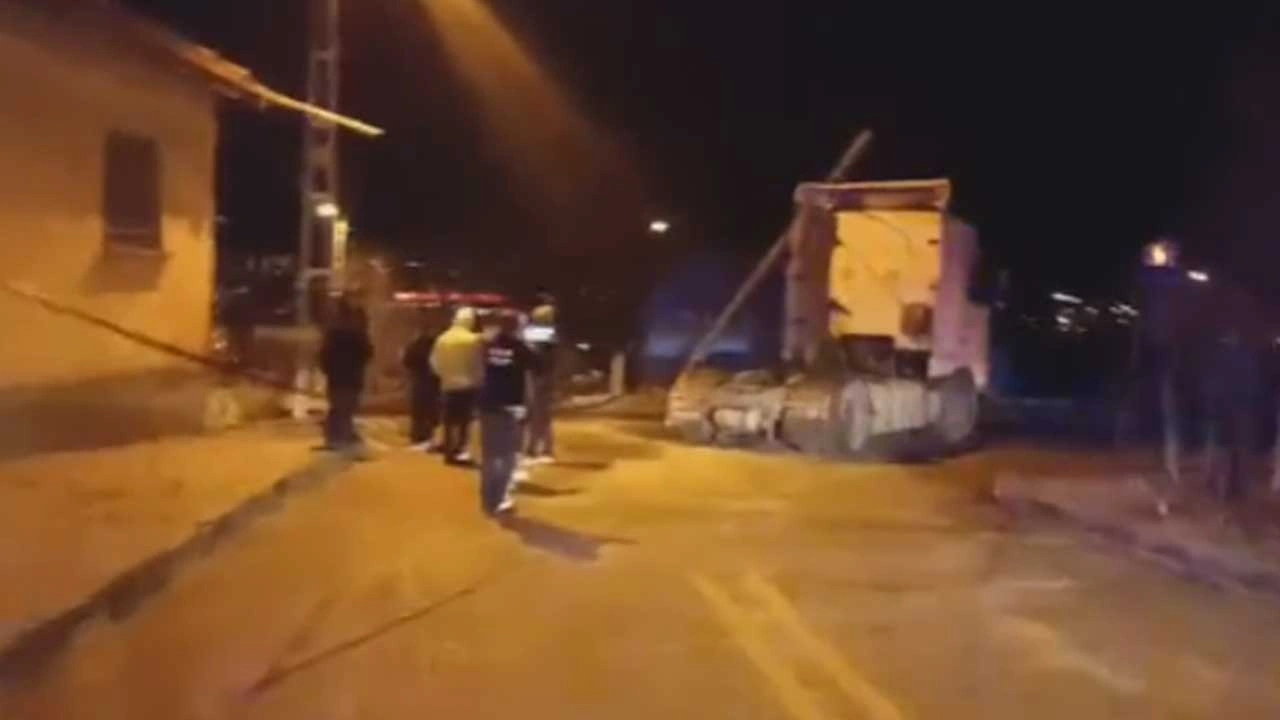 Elmadağ’da Tır Telefon Tellerine Takıldı, Direk Üzerine Devrildi