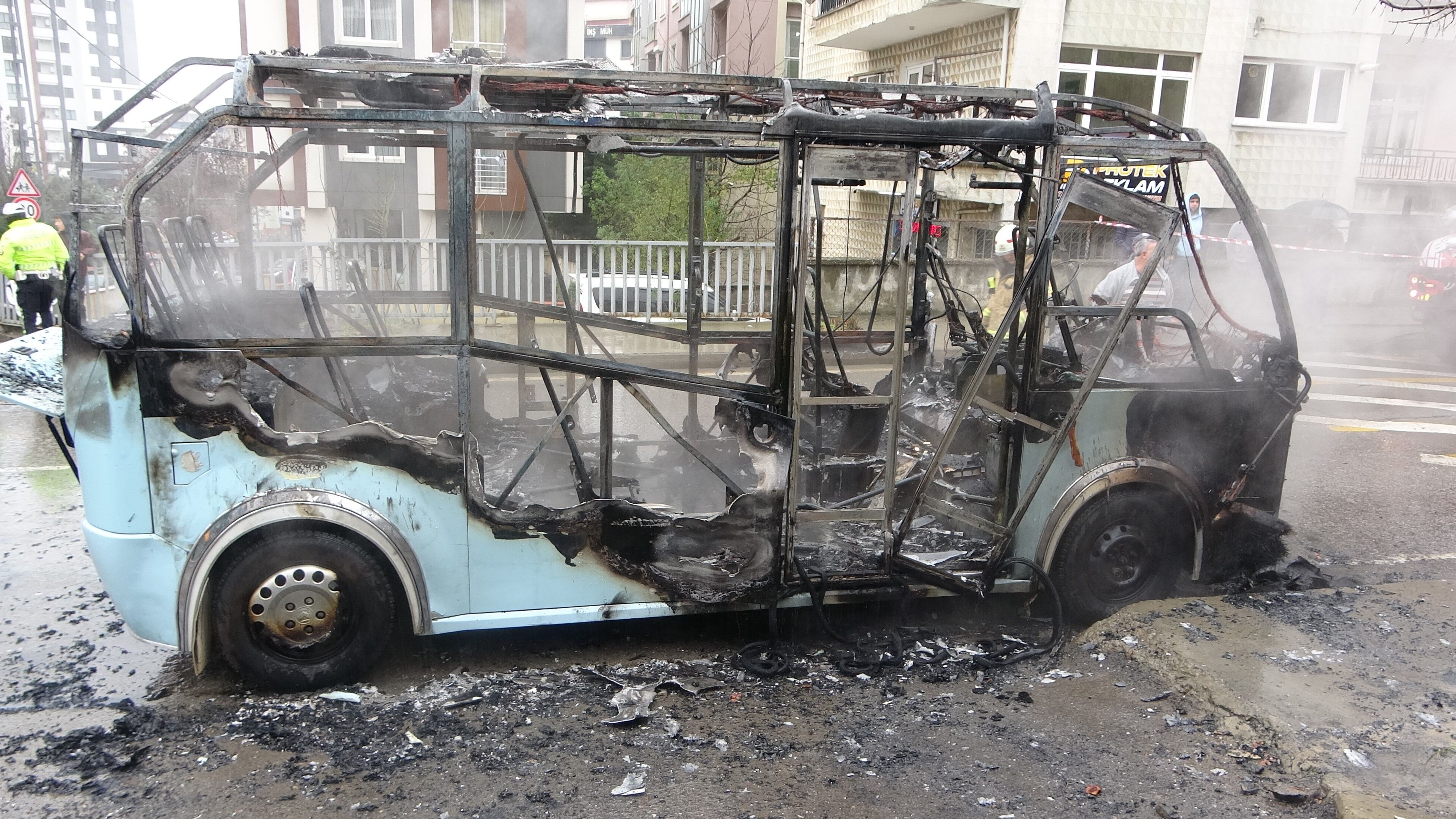 Kartal’da Yolcu Minibüsü Alev Aldı 20 Kişi Son Anda Kurtuldu (1)