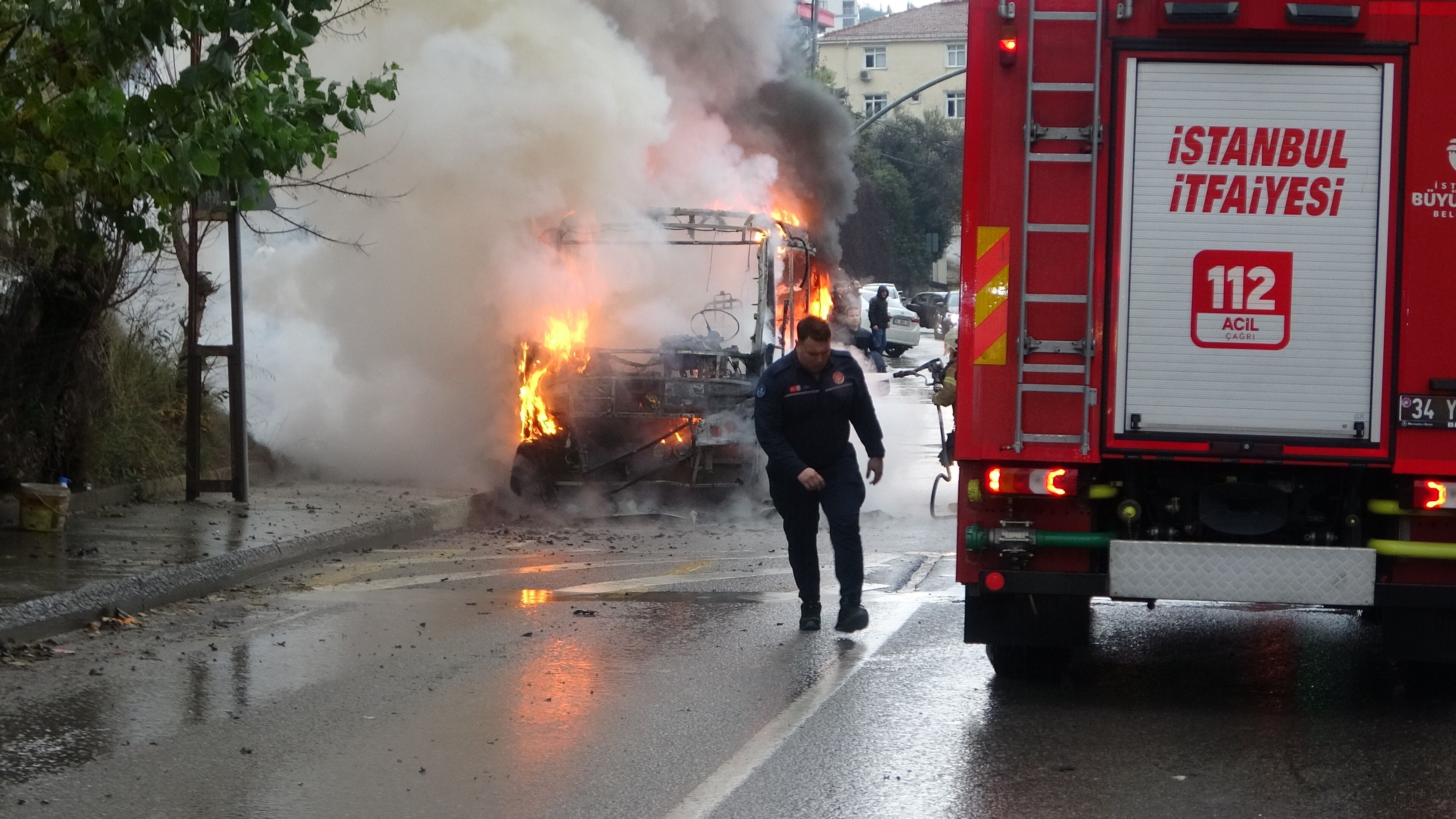 Kartal’da Yolcu Minibüsü Alev Aldı 20 Kişi Son Anda Kurtuldu (3)