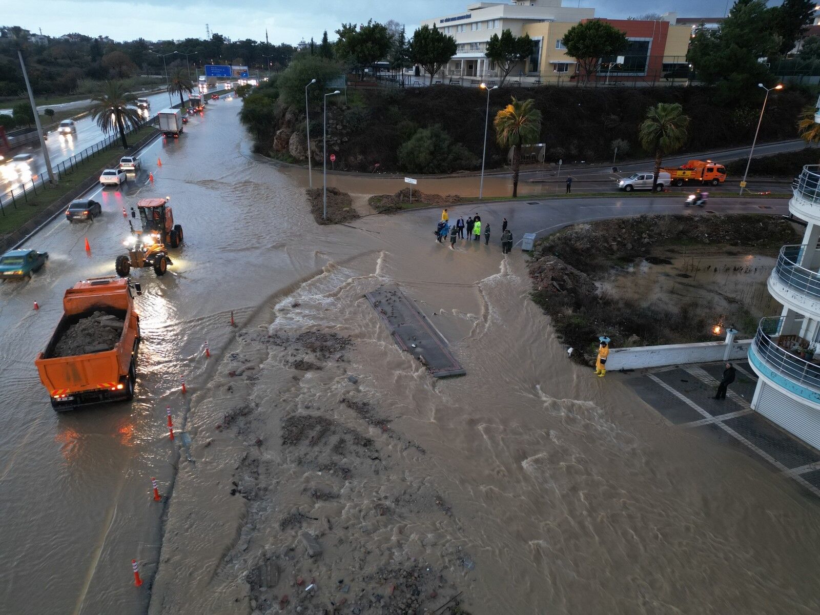 Manavgat’ta Yoğun Yağış Etkili Oldu, Yollar Göle Döndü 2