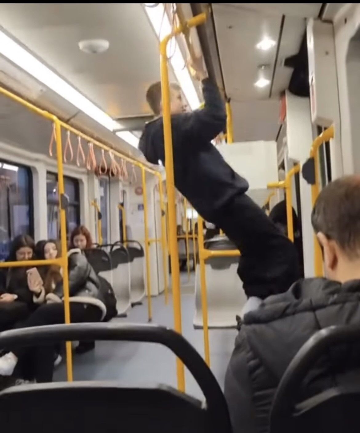 Metroda Şaşirtan Anlar Gençten Tutunma Demi̇ri̇nde Barfi̇ks Şov