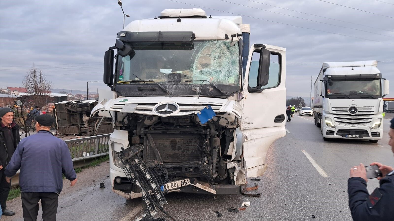 Okul Servisi Ile Tır Çarpıştı 8 Öğrencinin Durumu Ağır! (1)