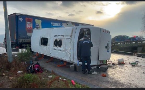 Okul Servisi Ile Tır Çarpıştı 8 Öğrencinin Durumu Ağır! (2)