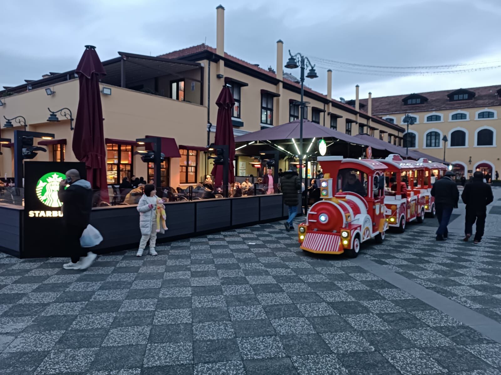 Samsun Cumhuriyet Meydanı Lunapark’a Dönüştü! Adım Atacak Yer Kalmadı (10)