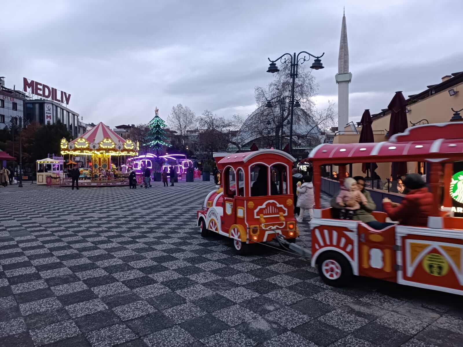 Samsun Cumhuriyet Meydanı Lunapark’a Dönüştü! Adım Atacak Yer Kalmadı (11)