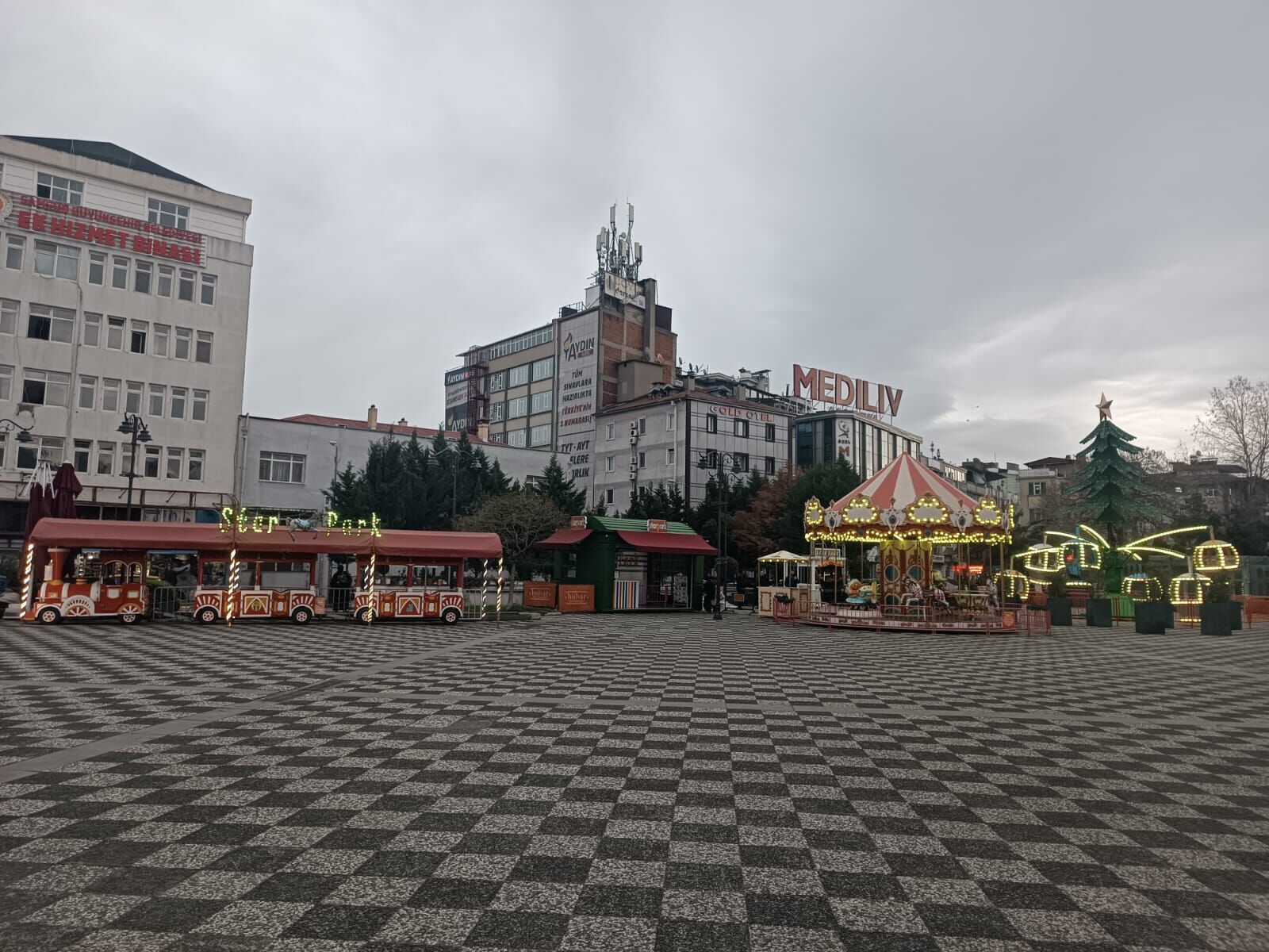Samsun Cumhuriyet Meydanı Lunapark’a Dönüştü! Adım Atacak Yer Kalmadı (13)