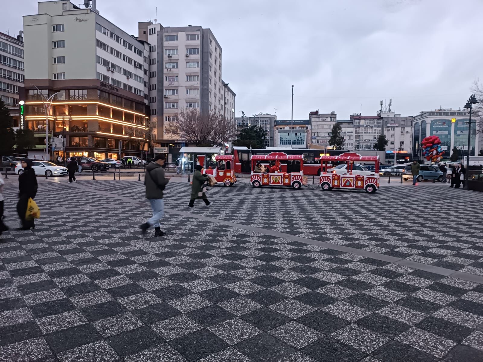 Samsun Cumhuriyet Meydanı Lunapark’a Dönüştü! Adım Atacak Yer Kalmadı (5)