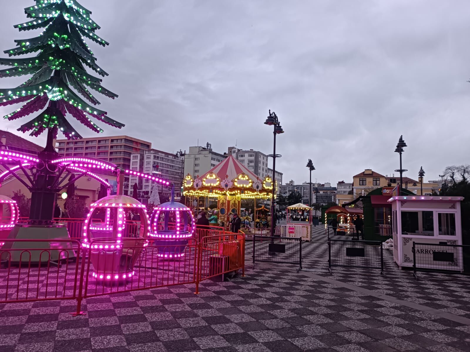 Samsun Cumhuriyet Meydanı Lunapark’a Dönüştü! Adım Atacak Yer Kalmadı (8)