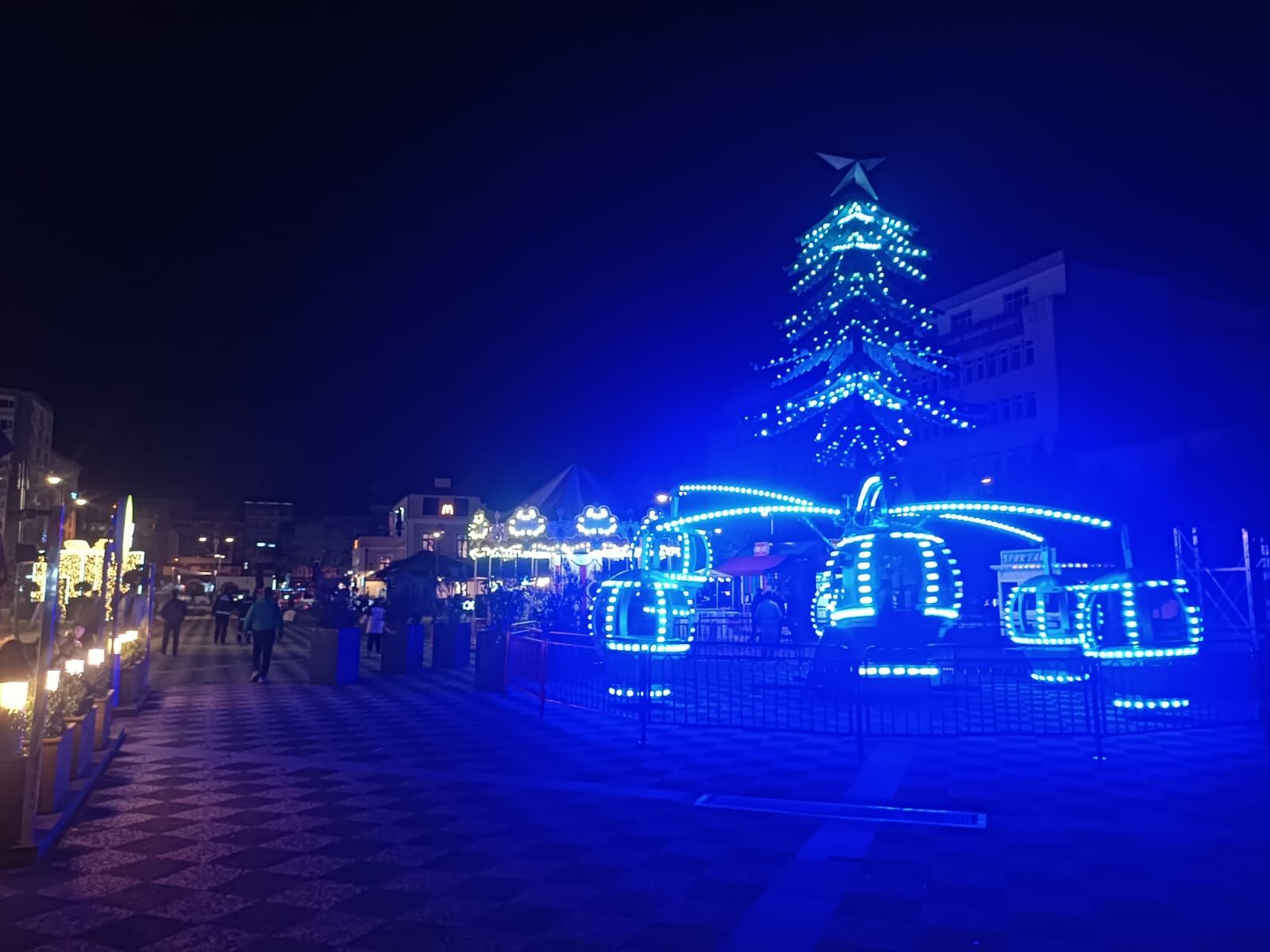 Samsun Cumhuriyet Meydanı Lunapark’a Dönüştü! Adım Atacak Yer Kalmadı (9)