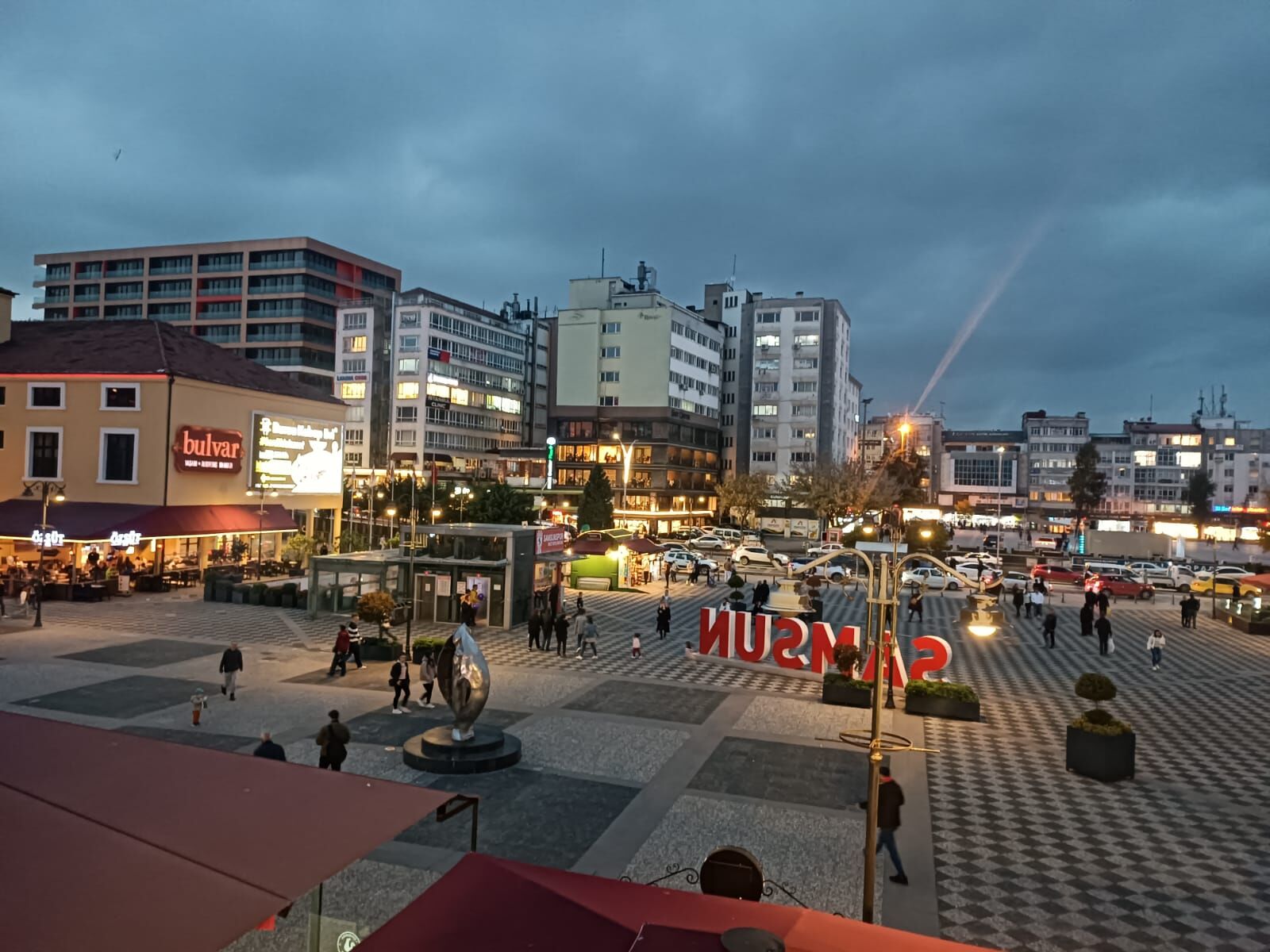 Samsun Cumhuriyet Meydanı Lunapark’a Dönüştü! Adım Atacak Yer Kalmadı