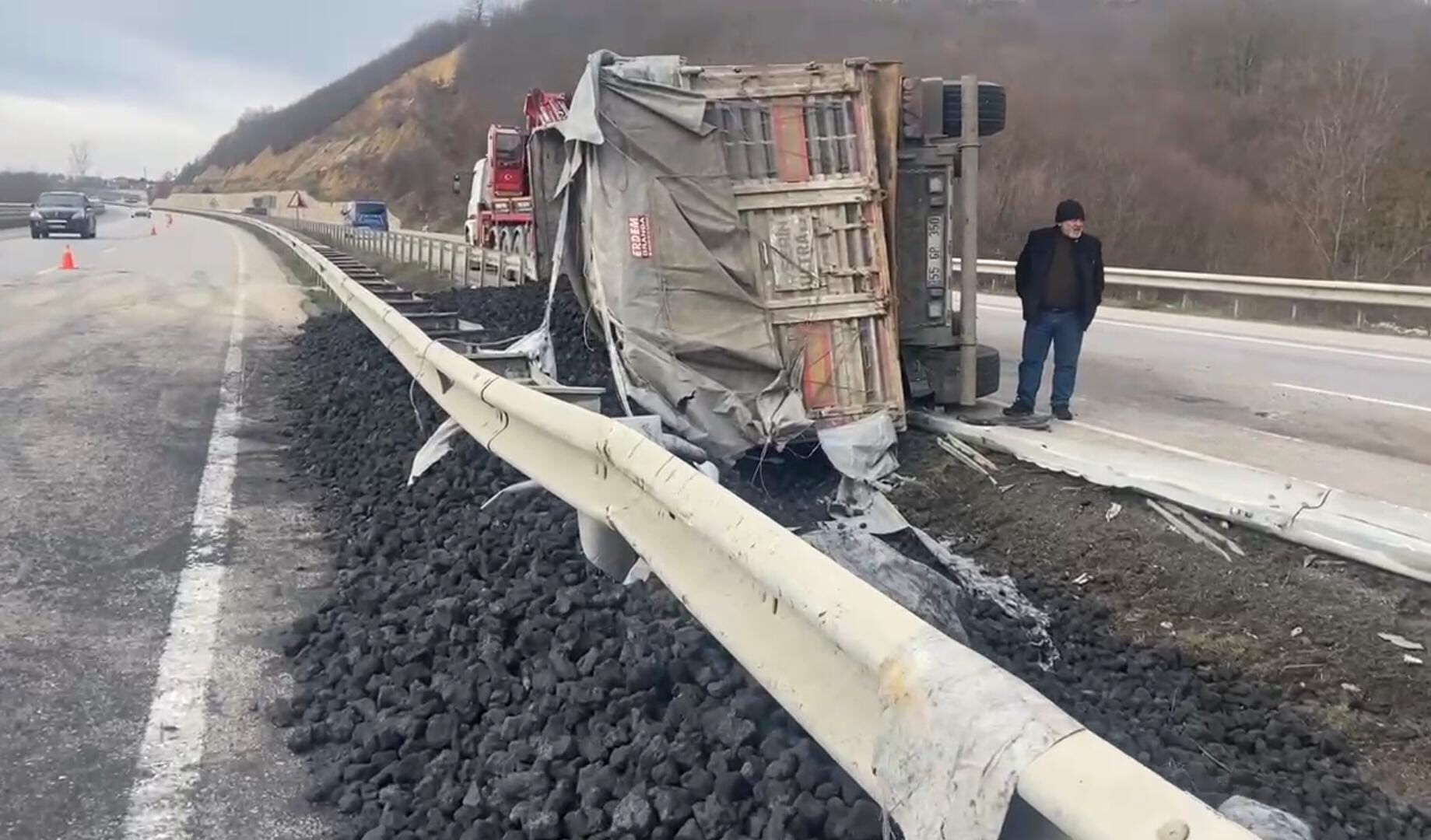Samsun Havza'da Kömür Yüklü Tır Devrildi Sürücü Yaralandı (1)