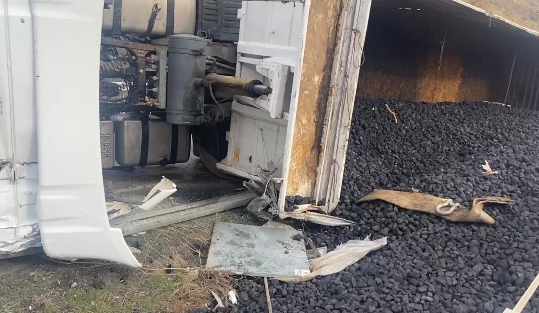 Samsun Havza'da Kömür Yüklü Tır Devrildi Sürücü Yaralandı (3)