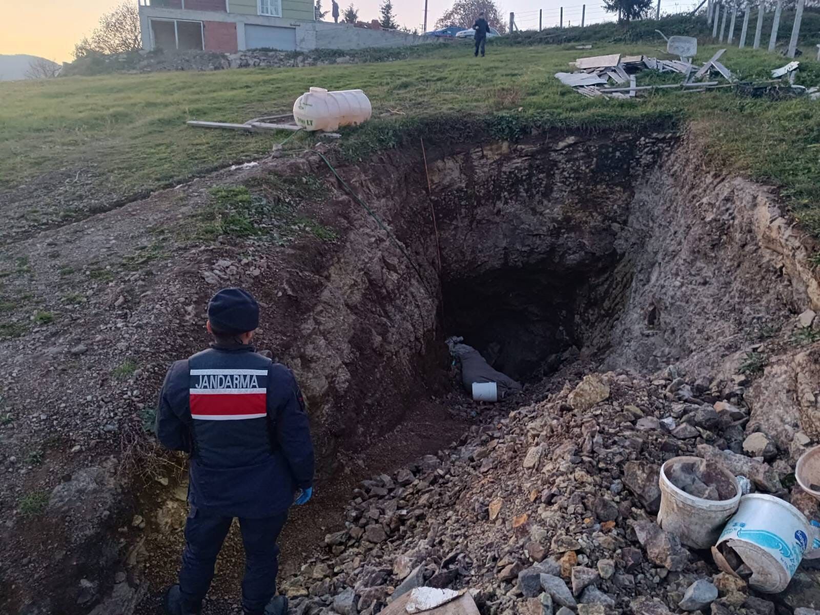 Samsun’da Bağ Evinde Kaçak Kazı Jandarma Suçüstü Yakaladı (1)