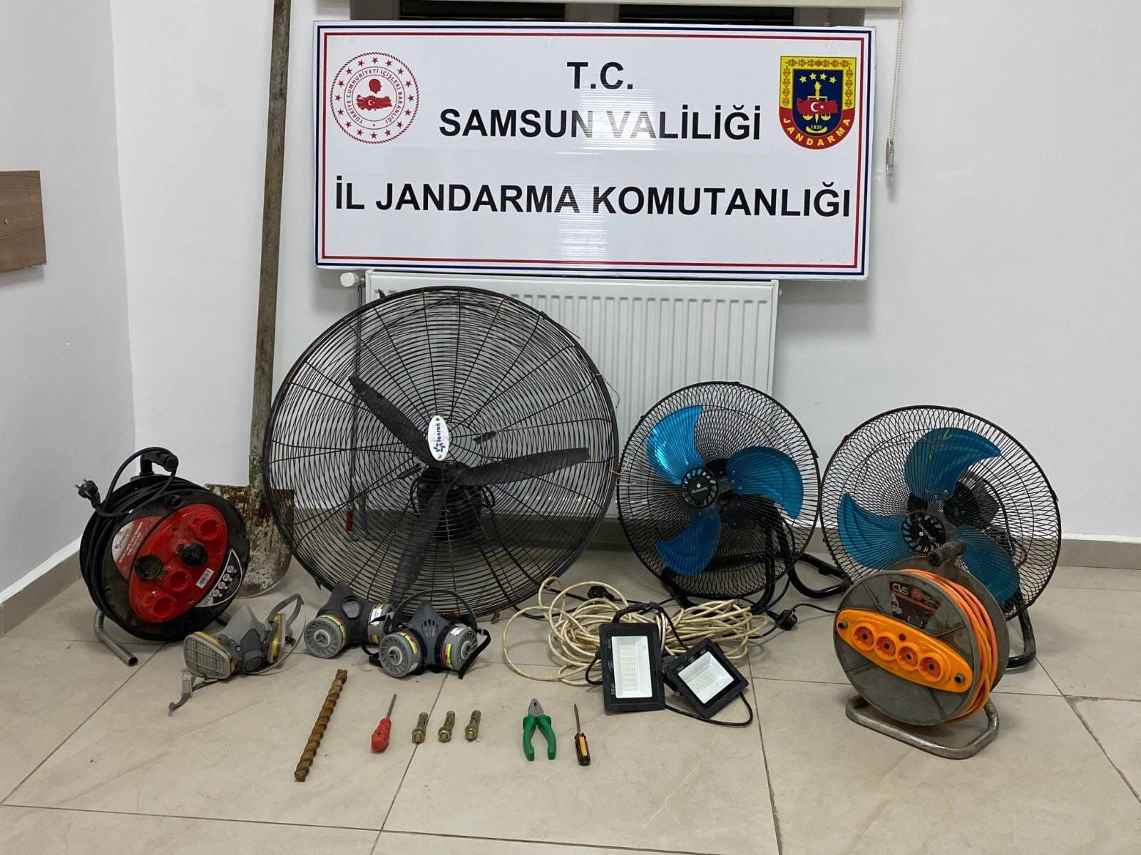 Samsun’da Bağ Evinde Kaçak Kazı Jandarma Suçüstü Yakaladı (3)