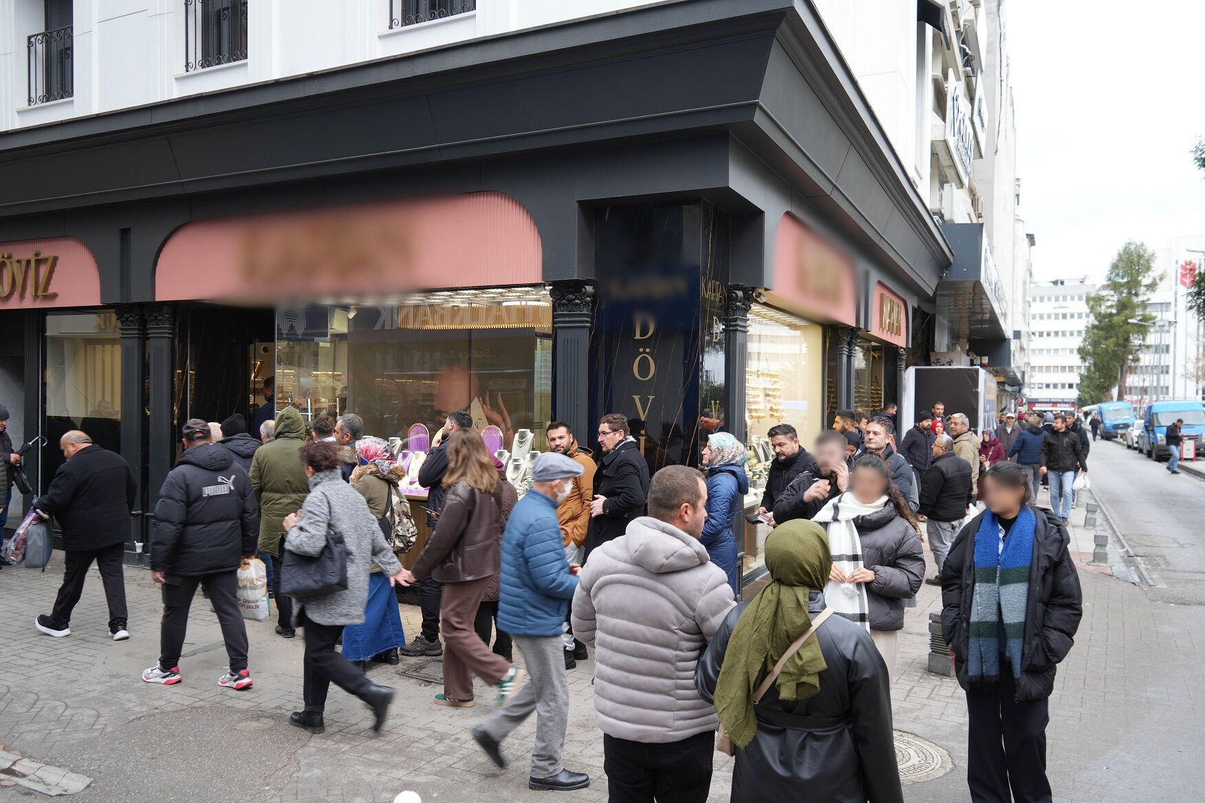 Samsun’da Döviz Kuyruğu Tek Döviz Bürosu Önünde Yoğunluk Artıyor! (2)