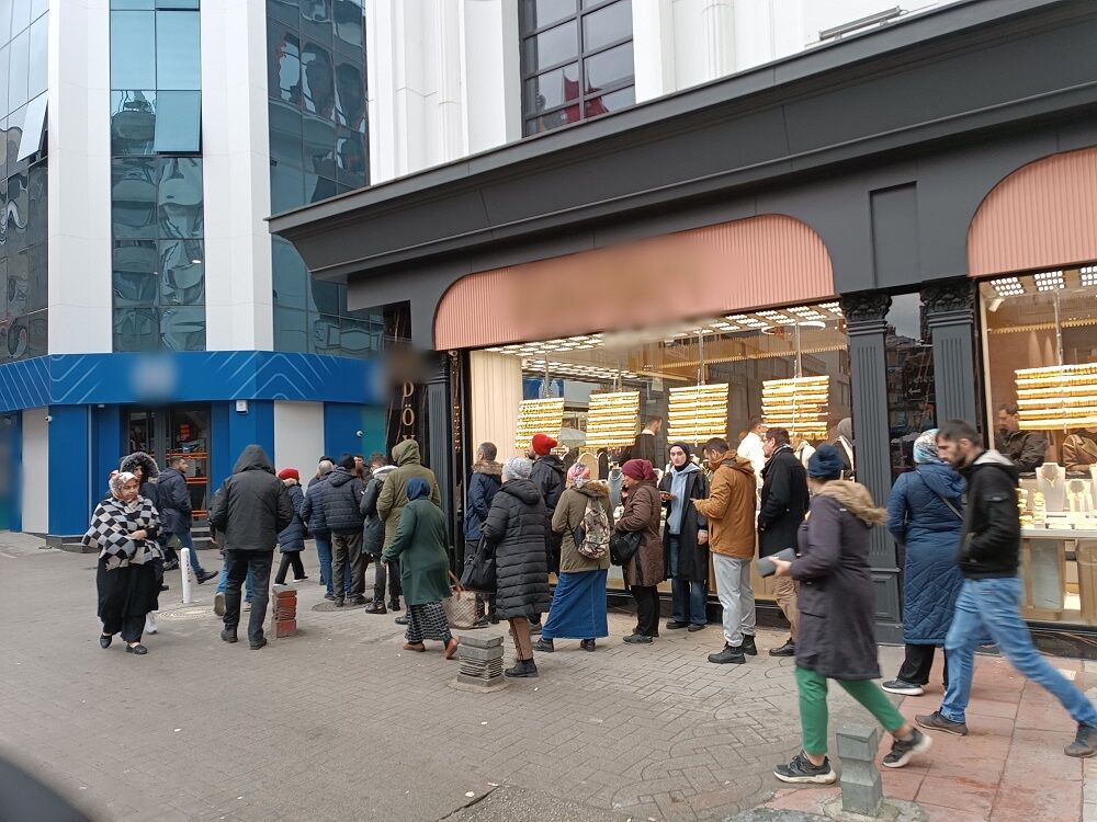 Samsun’da Döviz Kuyruğu Tek Döviz Bürosu Önünde Yoğunluk Artıyor! (3)-1