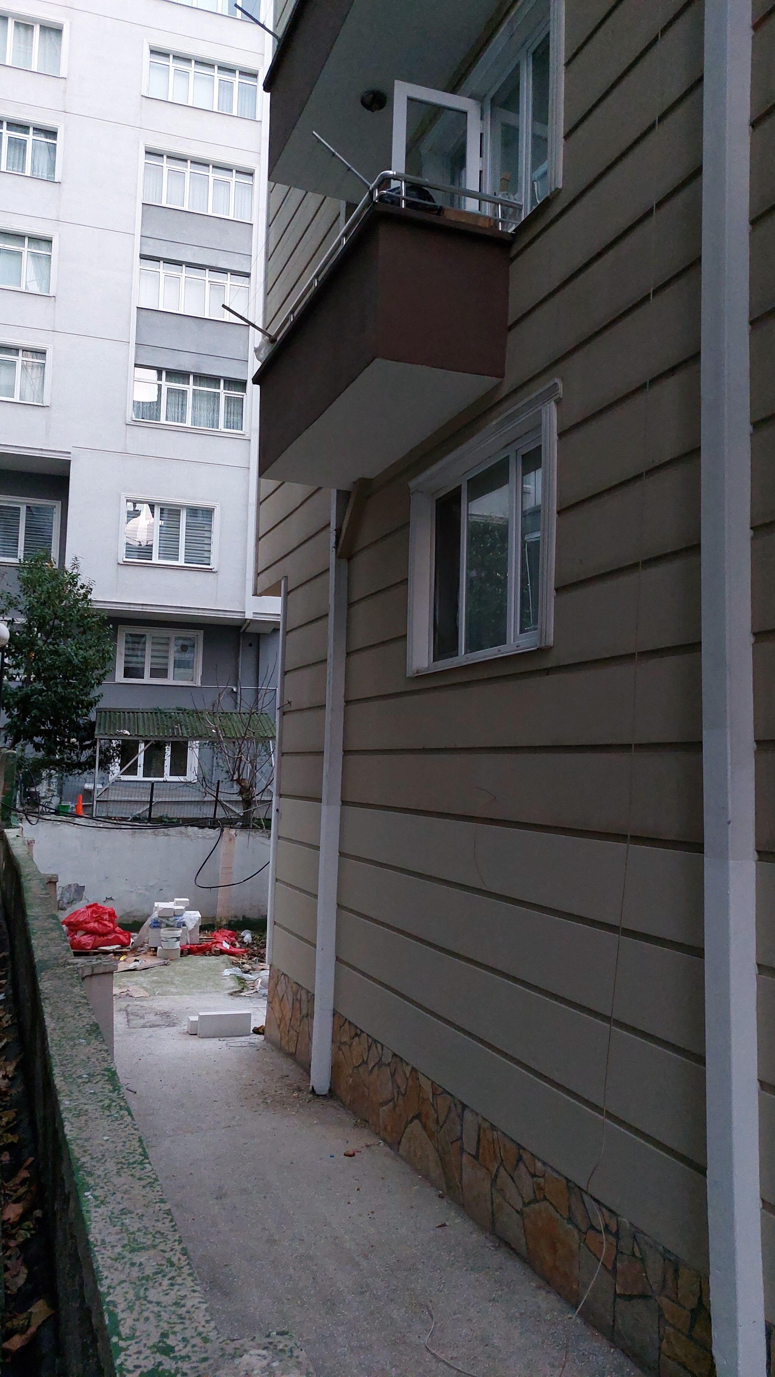 Samsun’da Eve Ki̇li̇tlenen Çocuk Dişari Çikmak İçi̇n Ağir Bedel Ödedi̇ (3)