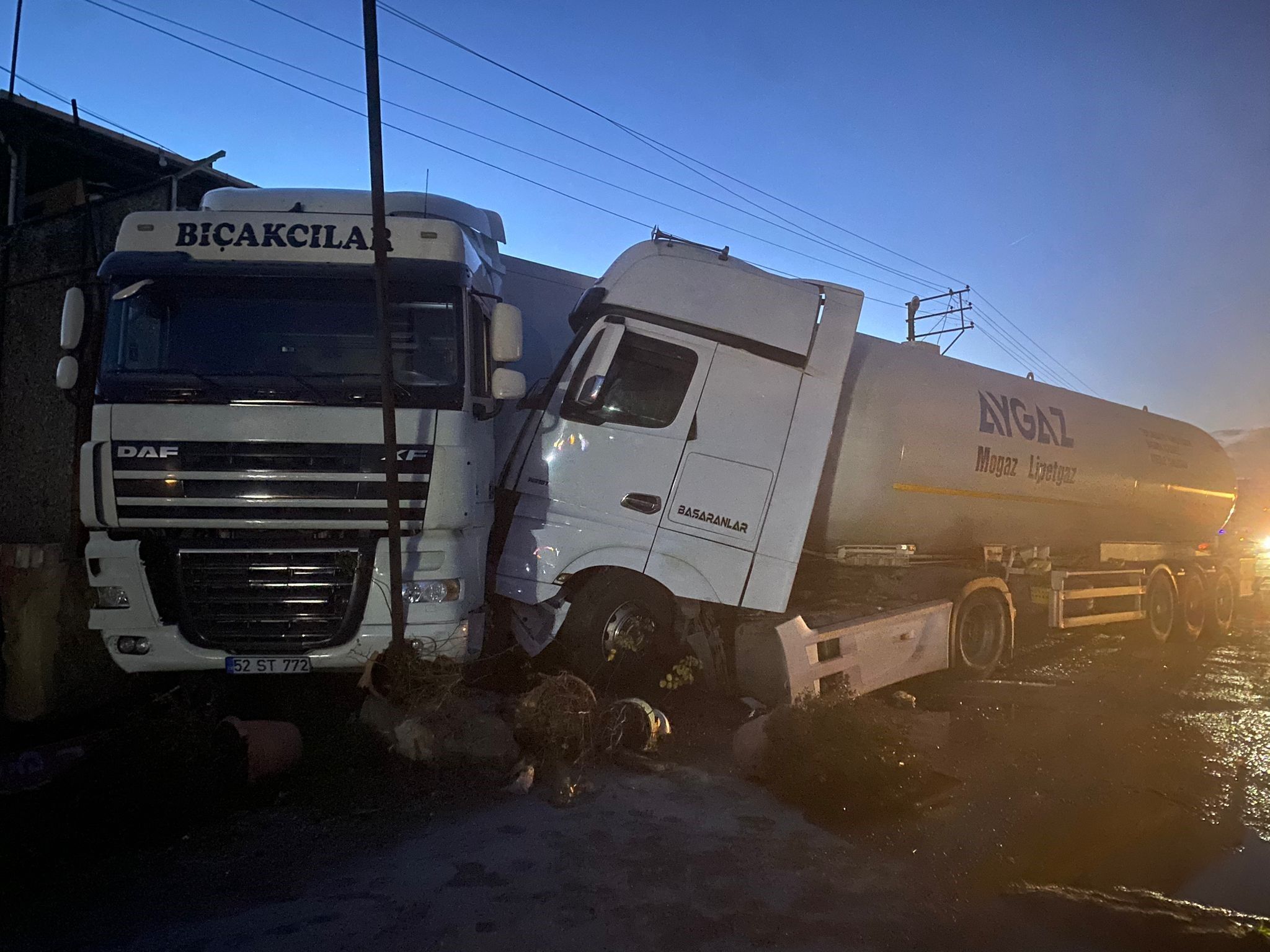 Samsun'da Faciadan Dönüldü Lpg Yüklü Tanker Tıra Çarptı! (2)
