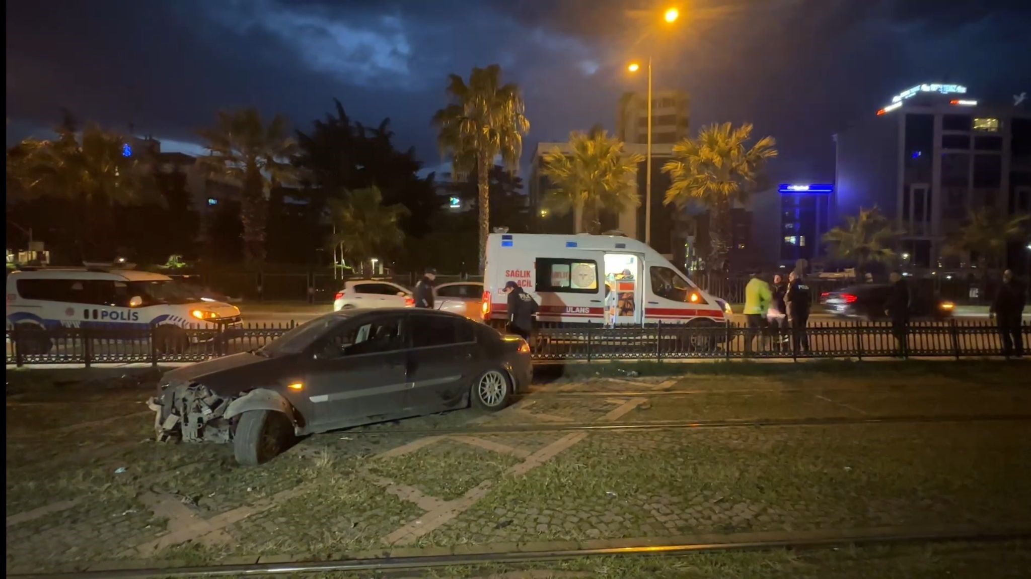 Samsun’da Facianın Eşiğinden Dönüldü; Otomobil Tramvay Yoluna Daldı (1)