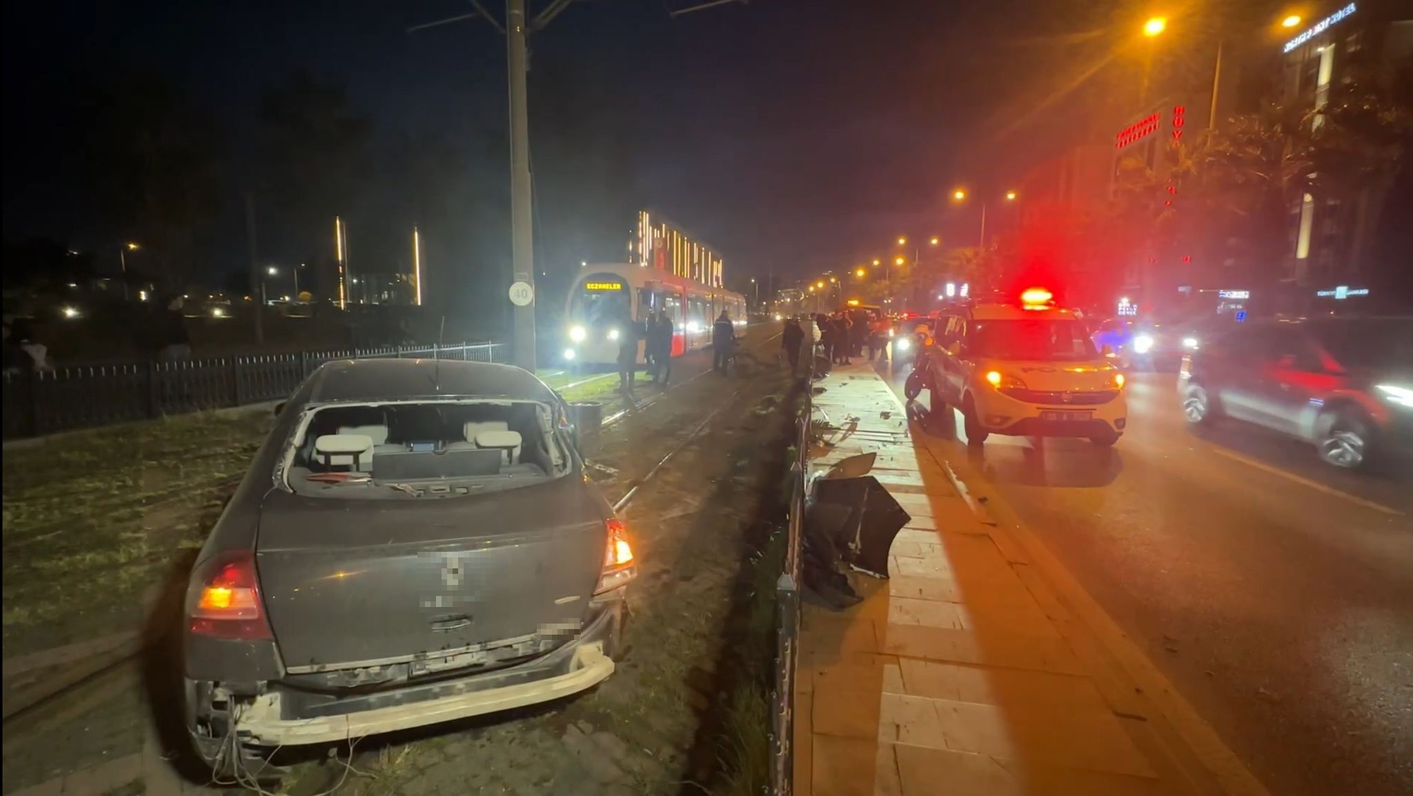 Samsun’da Facianın Eşiğinden Dönüldü; Otomobil Tramvay Yoluna Daldı (4)