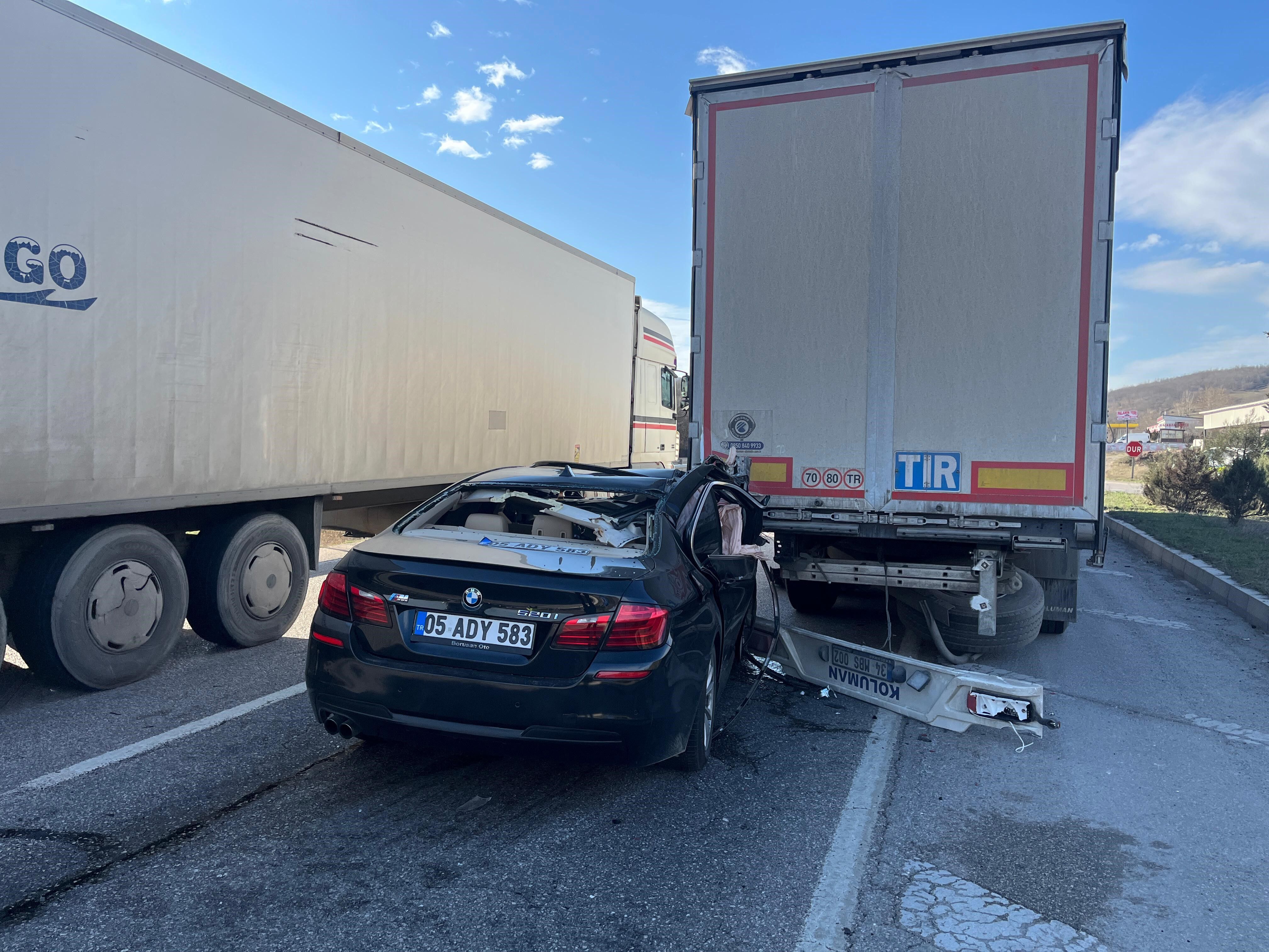 Samsun'da Feci Kaza Lüks Otomobil Tıra Çarptı, Sürücü Yaralandı (1)