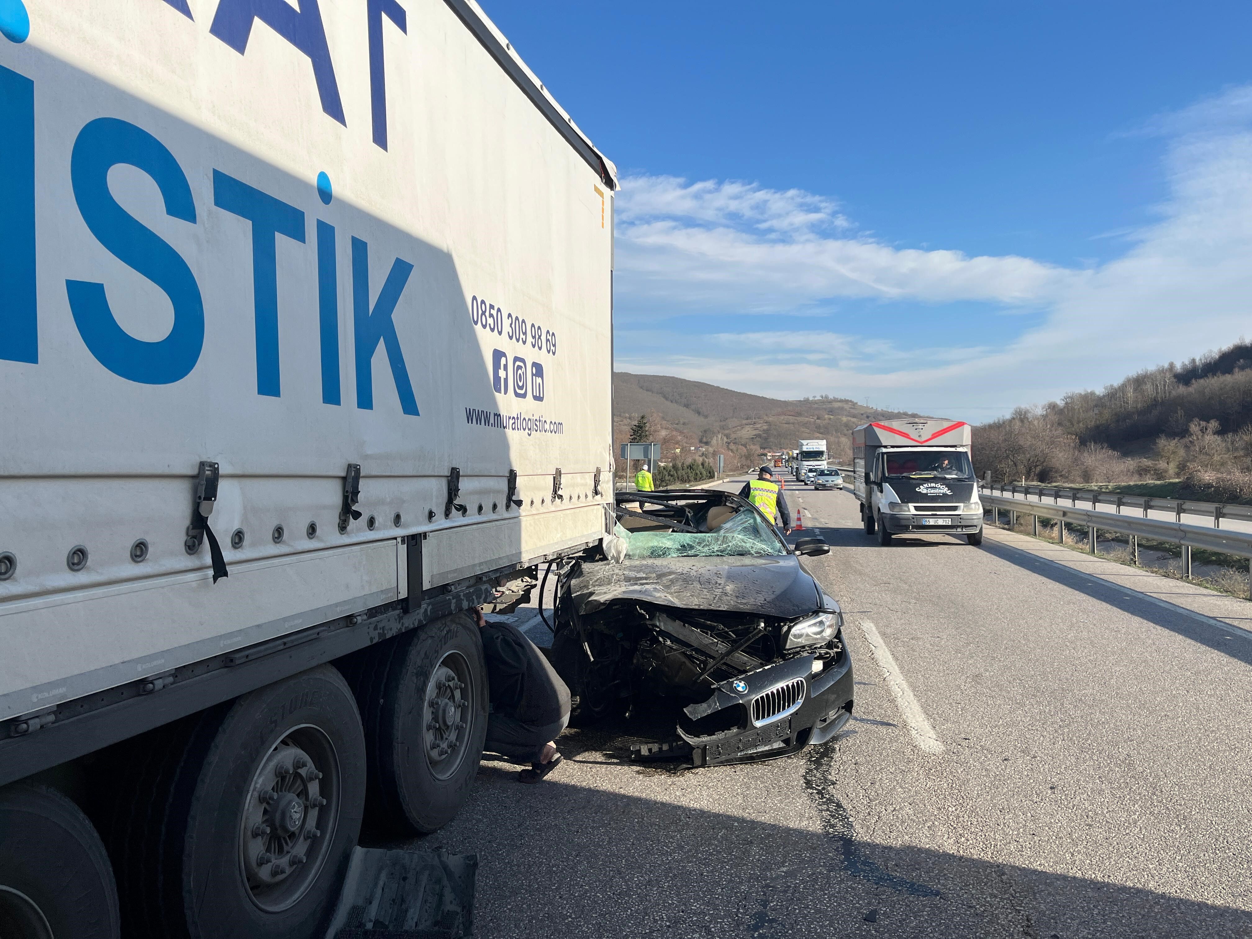 Samsun'da Feci Kaza Lüks Otomobil Tıra Çarptı, Sürücü Yaralandı (4)