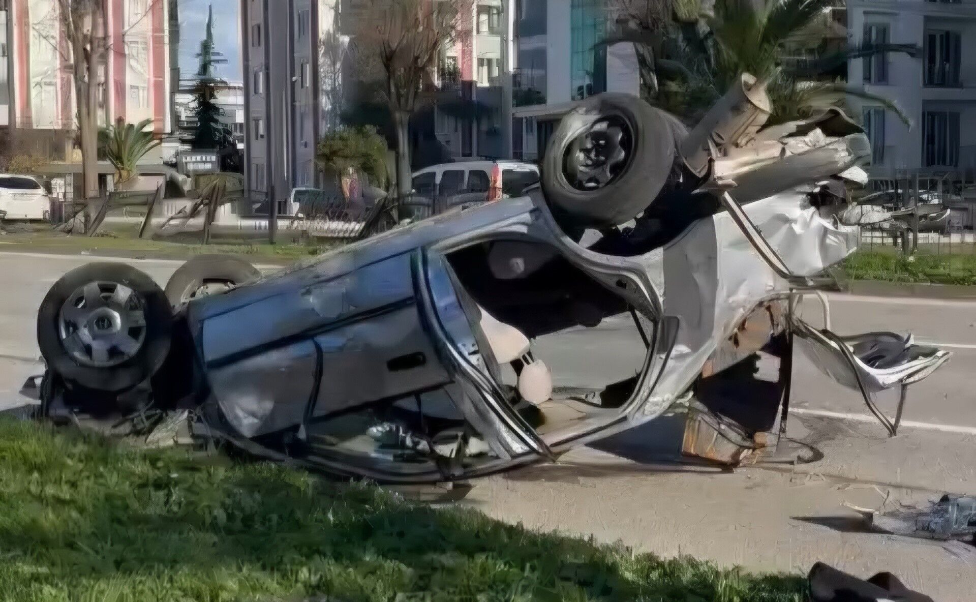 Samsun'da Feci Kaza Otomobil Demir Korkuluklara Çarptı 2 Yaralı (4)
