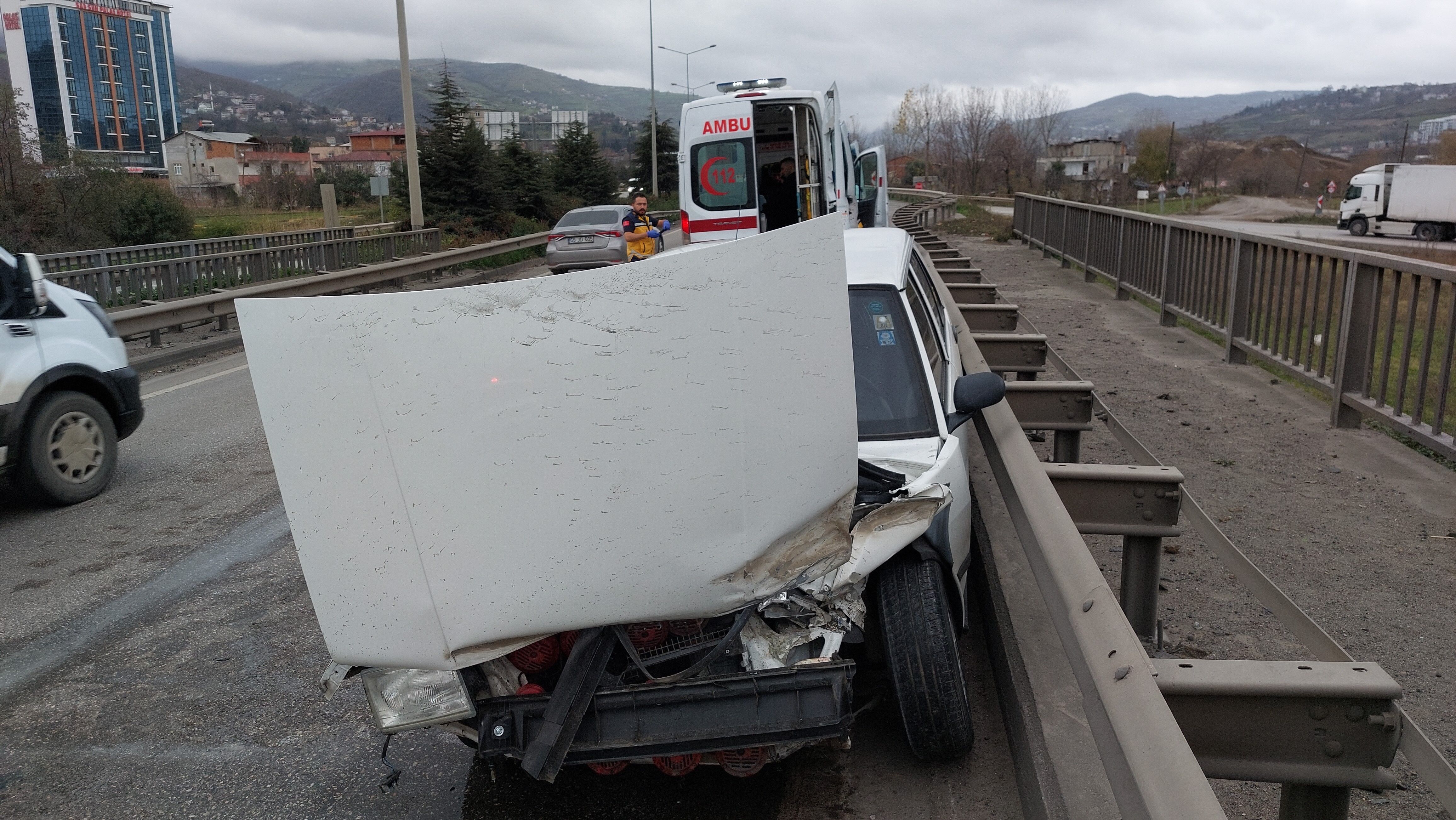 Samsun'da Köprü Üstünde Trafi̇k Kazasi (3)