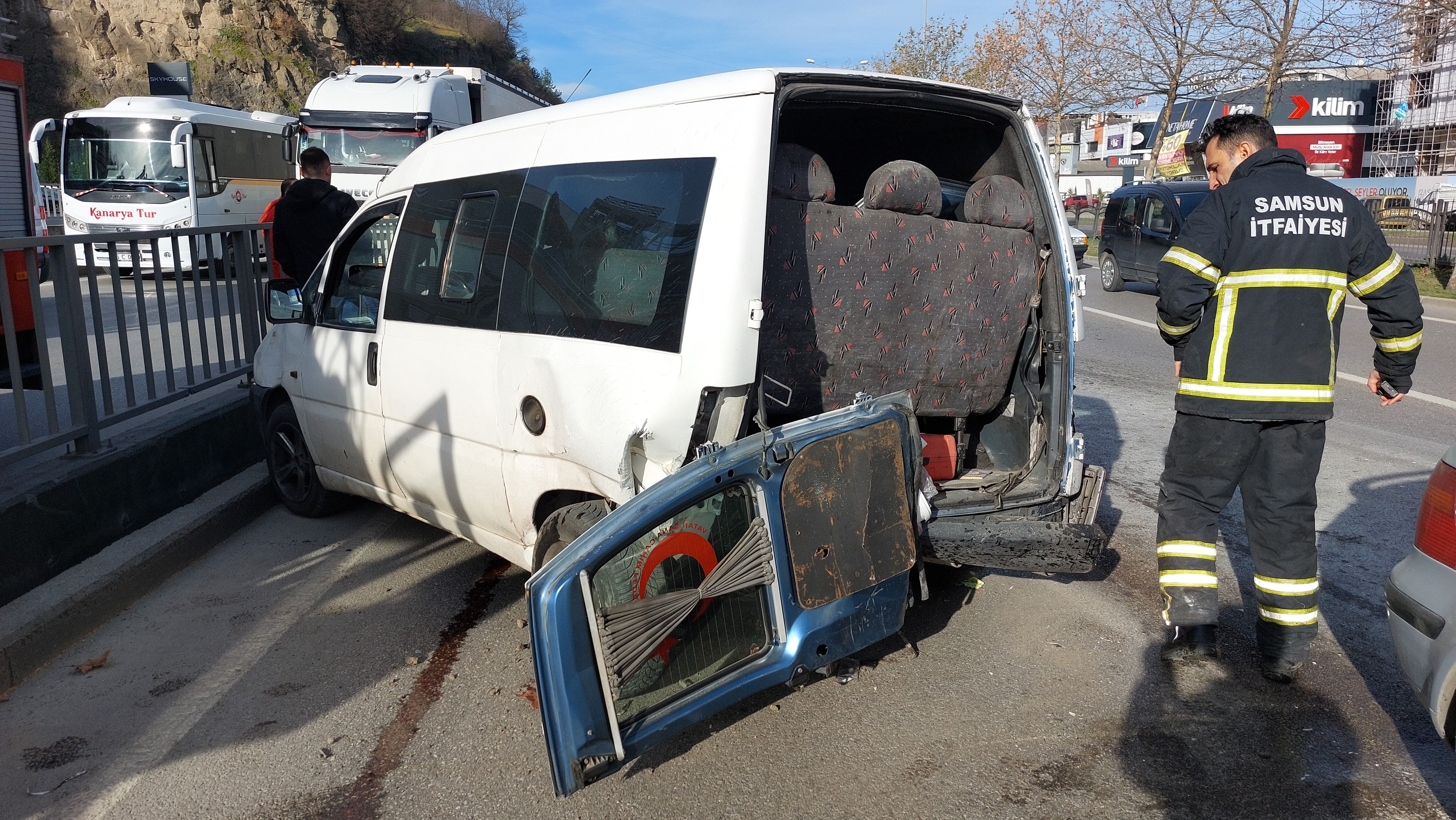 Samsun’da Korkutan Kaza Otomobi̇l Hurdaya Döndü (3)