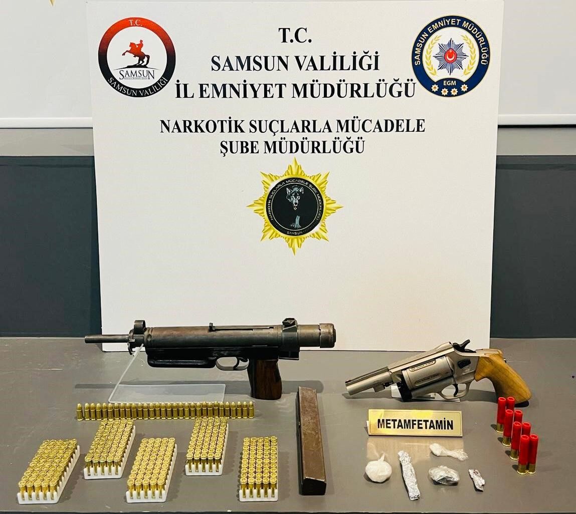 Samsun’da Makineli Tabanca Ve Uyuşturucu Ele Geçirildi (2)