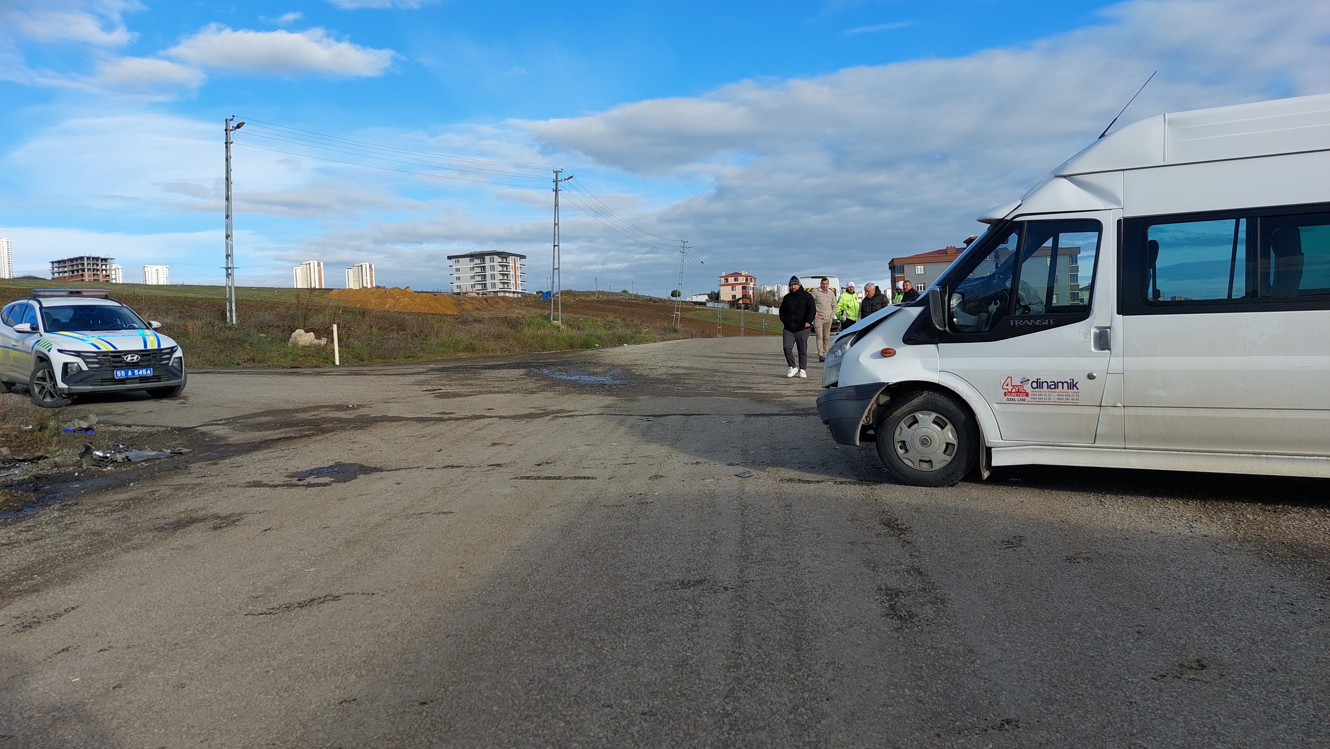 Samsun’da Okul Servisi Ile Otomobil Çarpıştı 15 Yaralı (2)