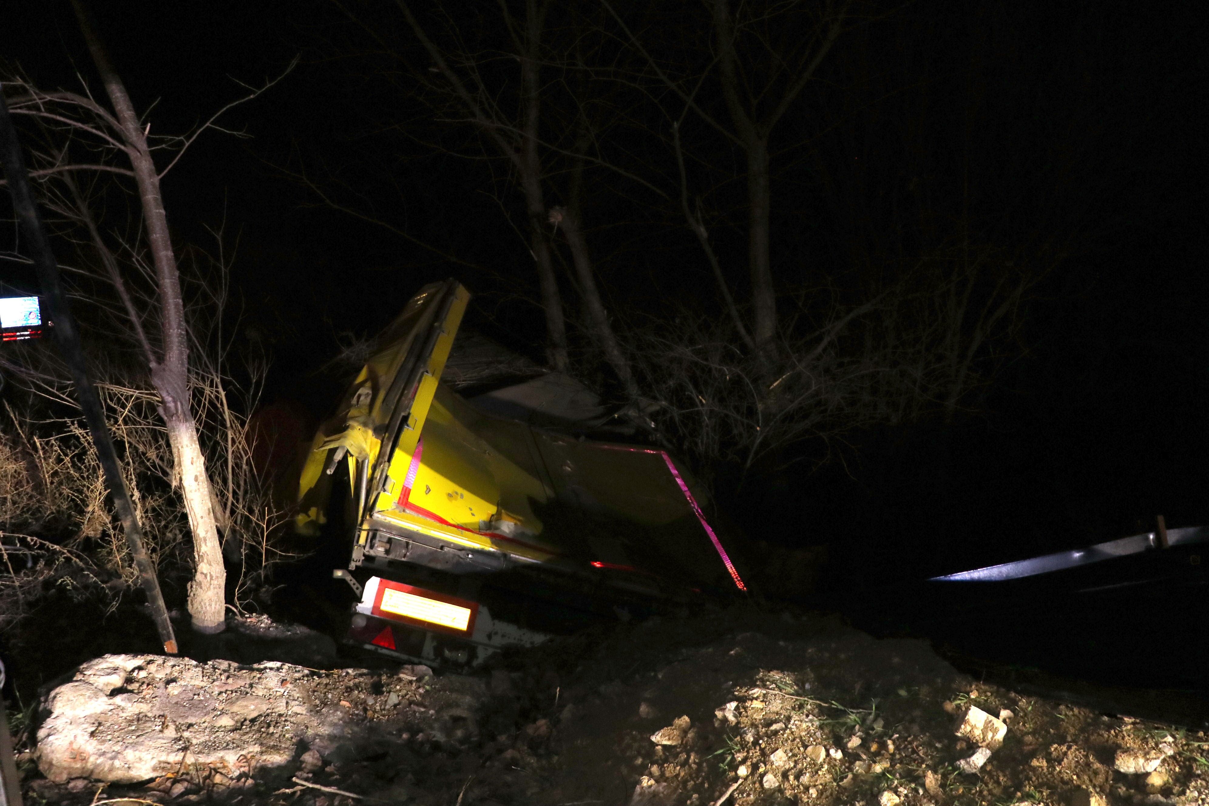 Samsun'da Tır Yoldan Çıktı Sürücü Yaralandı (2)