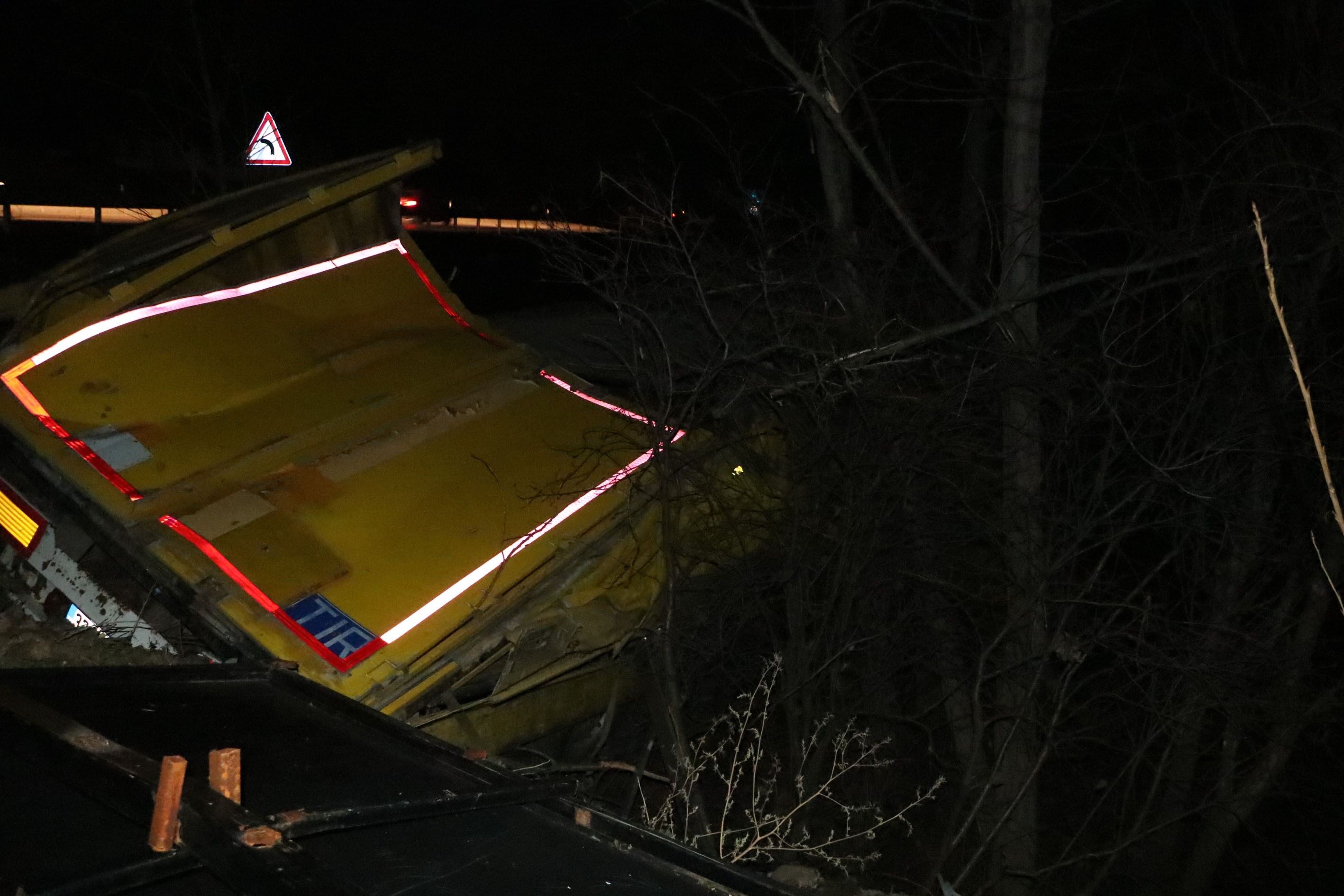 Samsun'da Tır Yoldan Çıktı Sürücü Yaralandı (4)