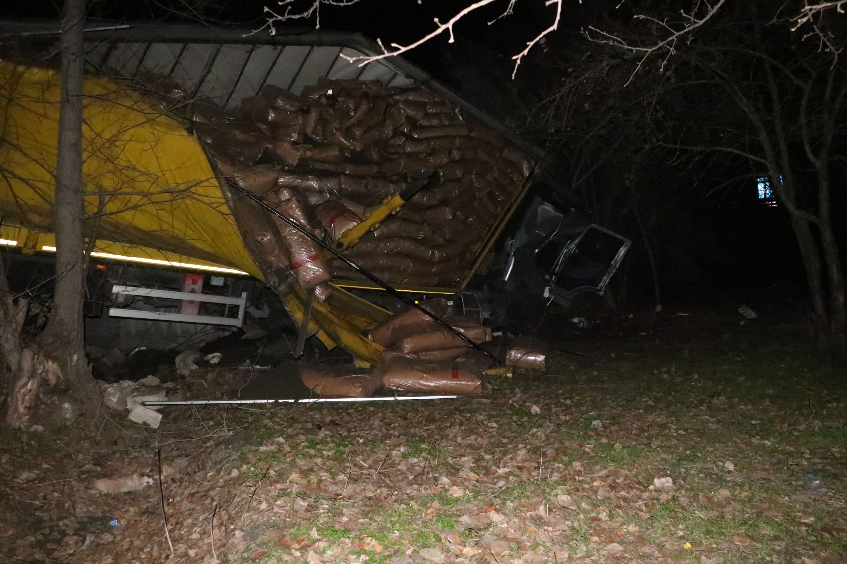 Samsun'da Tır Yoldan Çıktı Sürücü Yaralandı (5)