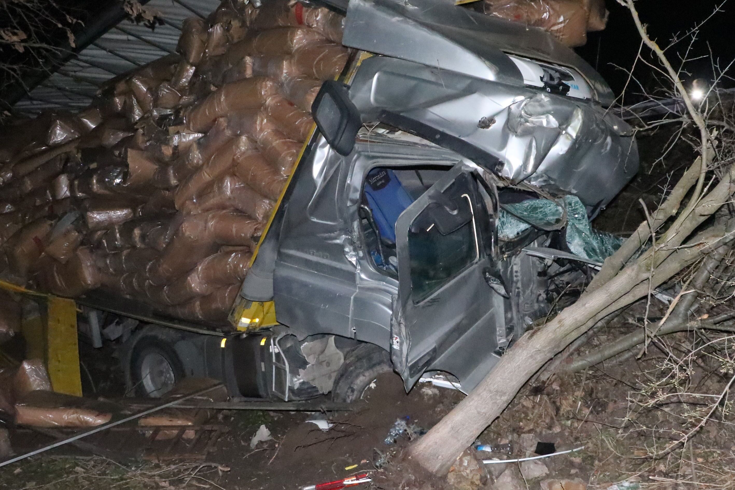 Samsun'da Tır Yoldan Çıktı Sürücü Yaralandı (6)