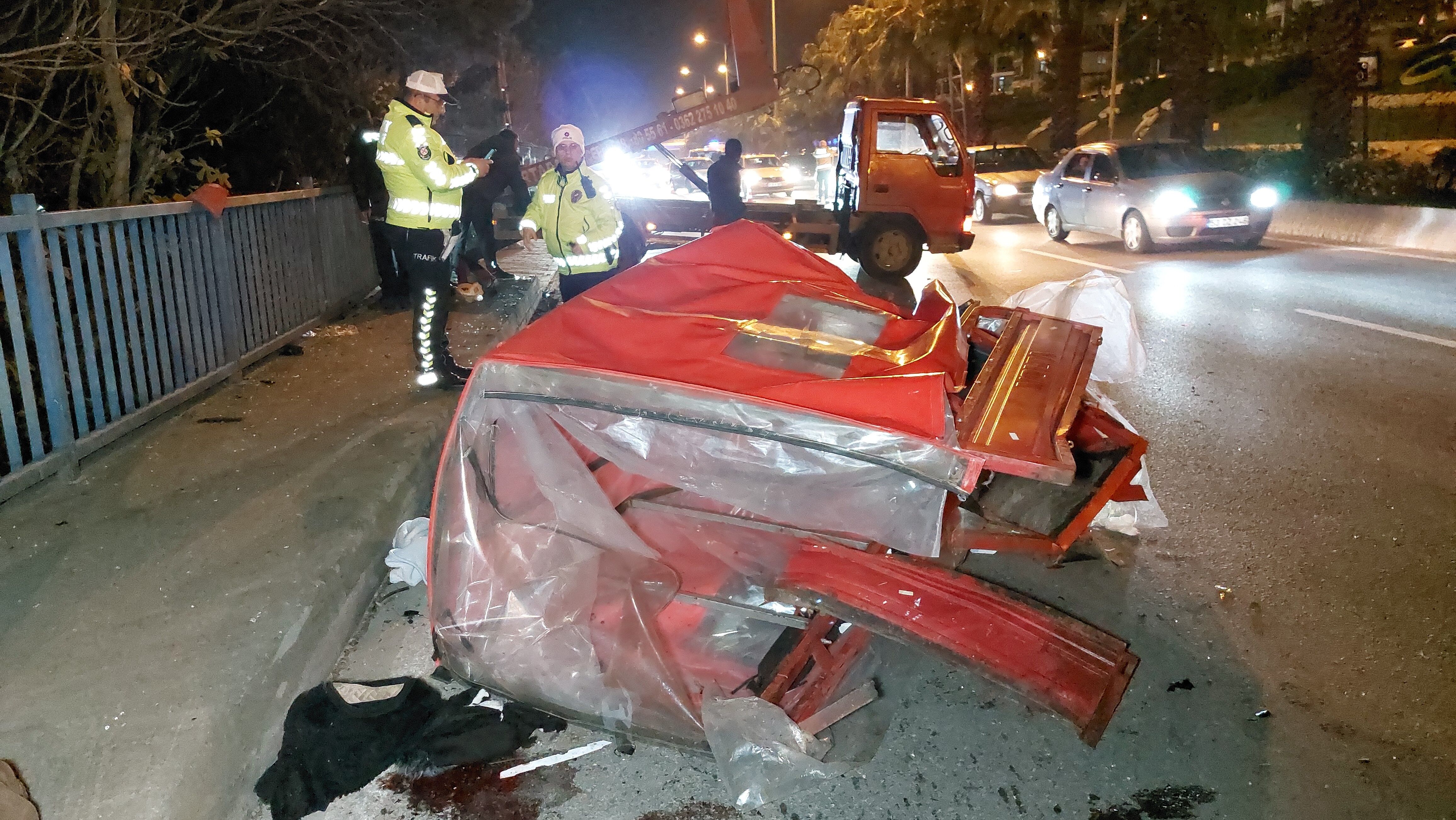Samsun’da Trafik Kazası Elektrikli Bisiklete Çarpan Otomobil 5 Kişiyi Yaraladı (6)