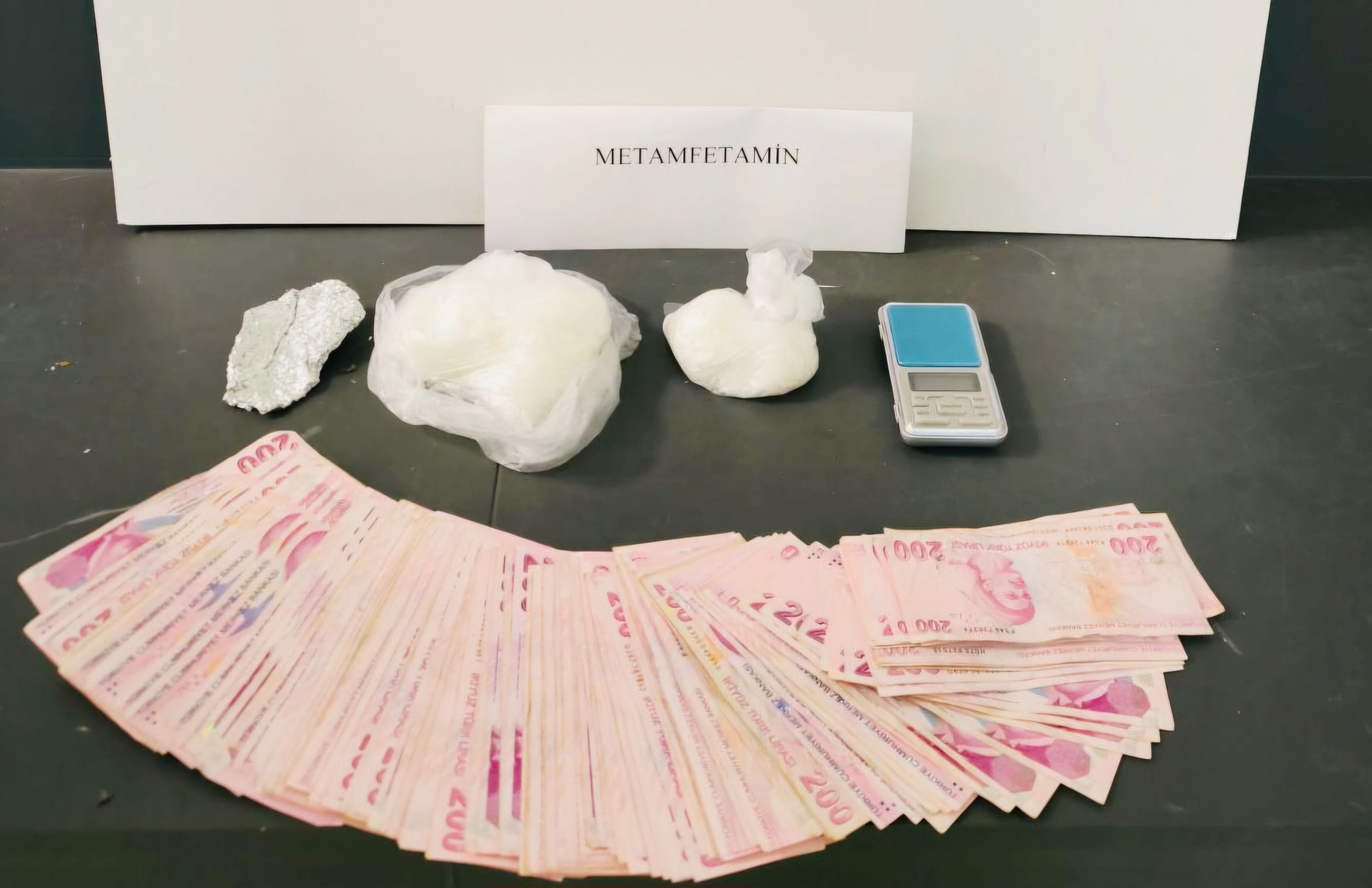 Samsun'da Uyuşturucu Operasyonu 330 Gram Metamfetamin Ele Geçirildi (1)