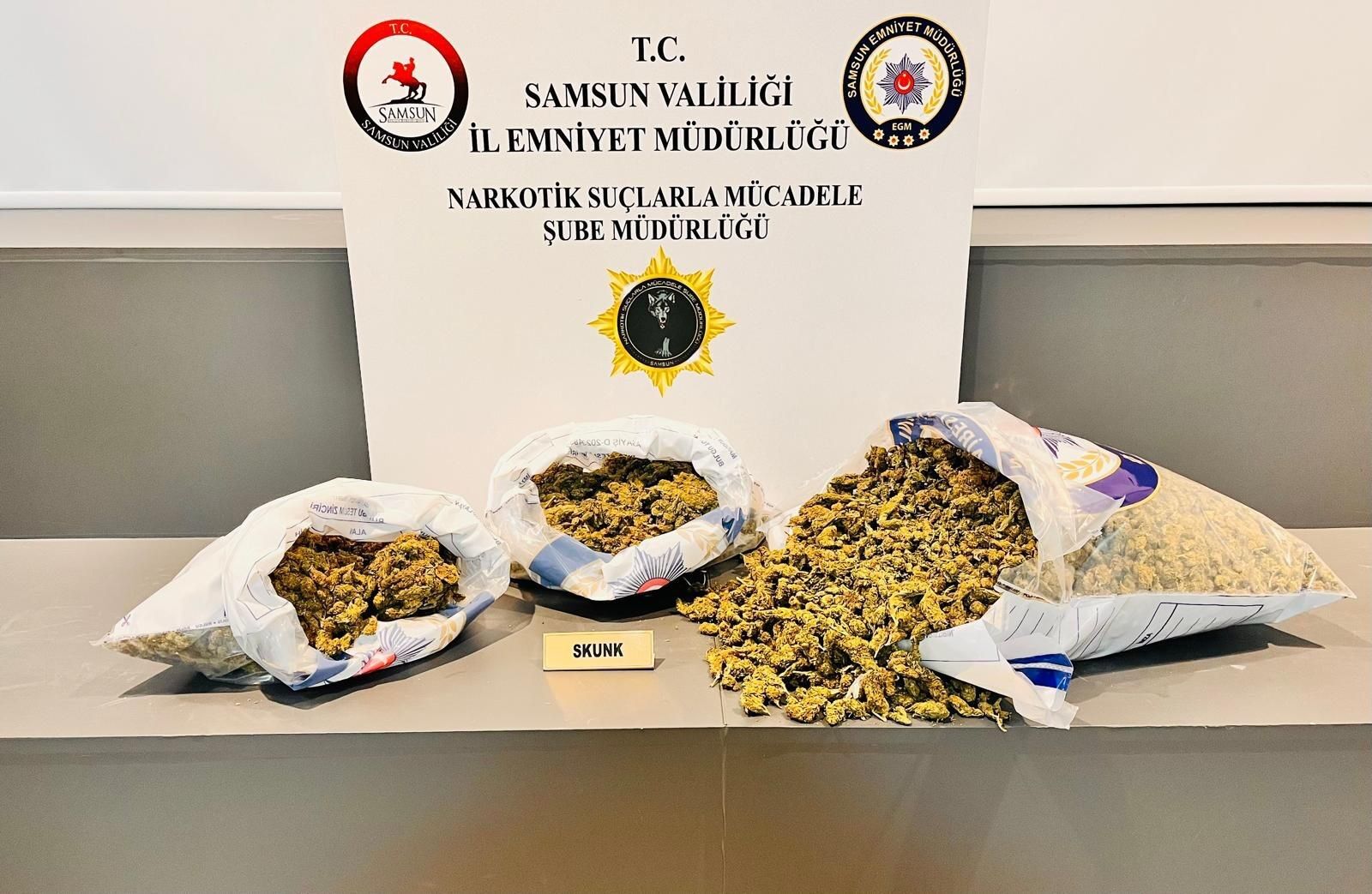 Samsun'da Uyuşturucu Operasyonu 5 Ki̇lo Skunk Ele Geçi̇ri̇ldi̇, 4 Gözalti (2)
