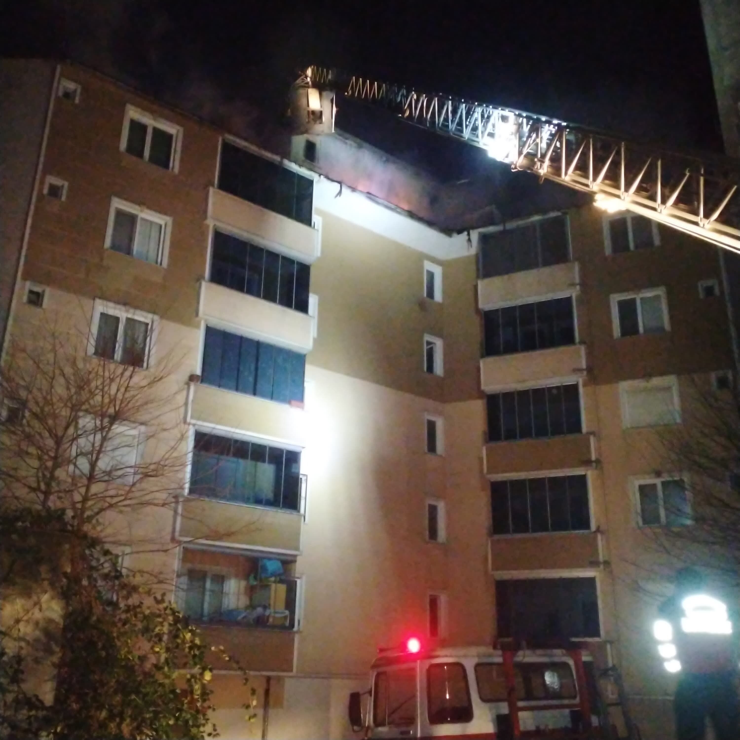 Sinop'ta Apartman Çatısında Yangın (2)