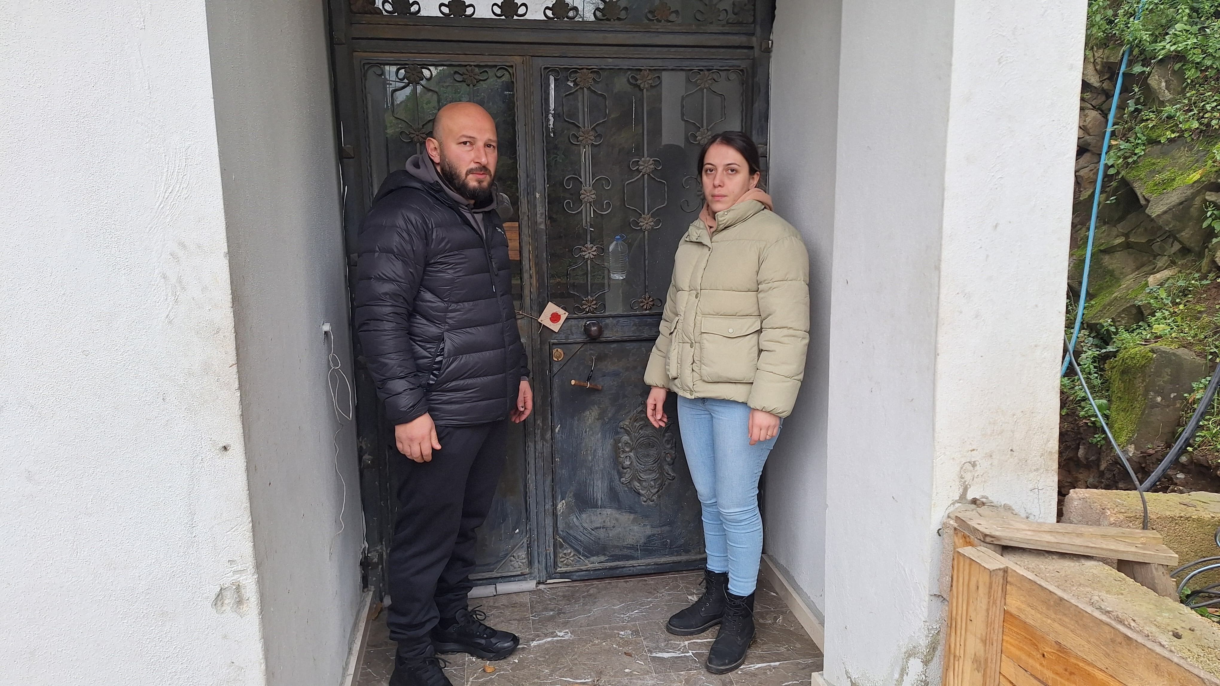 Trabzon'da Toprak Kayması 6 Kişilik Aile Evlerini Terk Etmek Zorunda Kaldı (3)