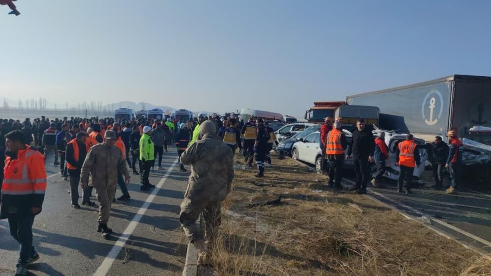 Van’da Zincirleme Trafik Kazası 1 Ölü, 51 Yaralı (1)