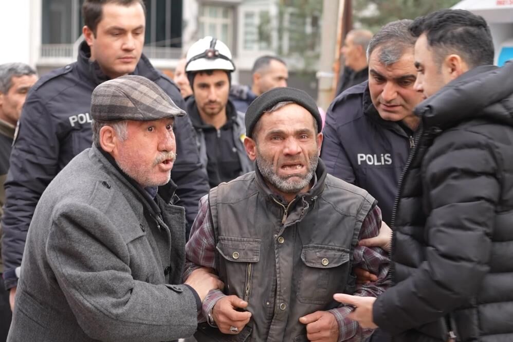 Yangından Etkilenen Papağan Kalp Masajıyla Hayata Döndü (3)