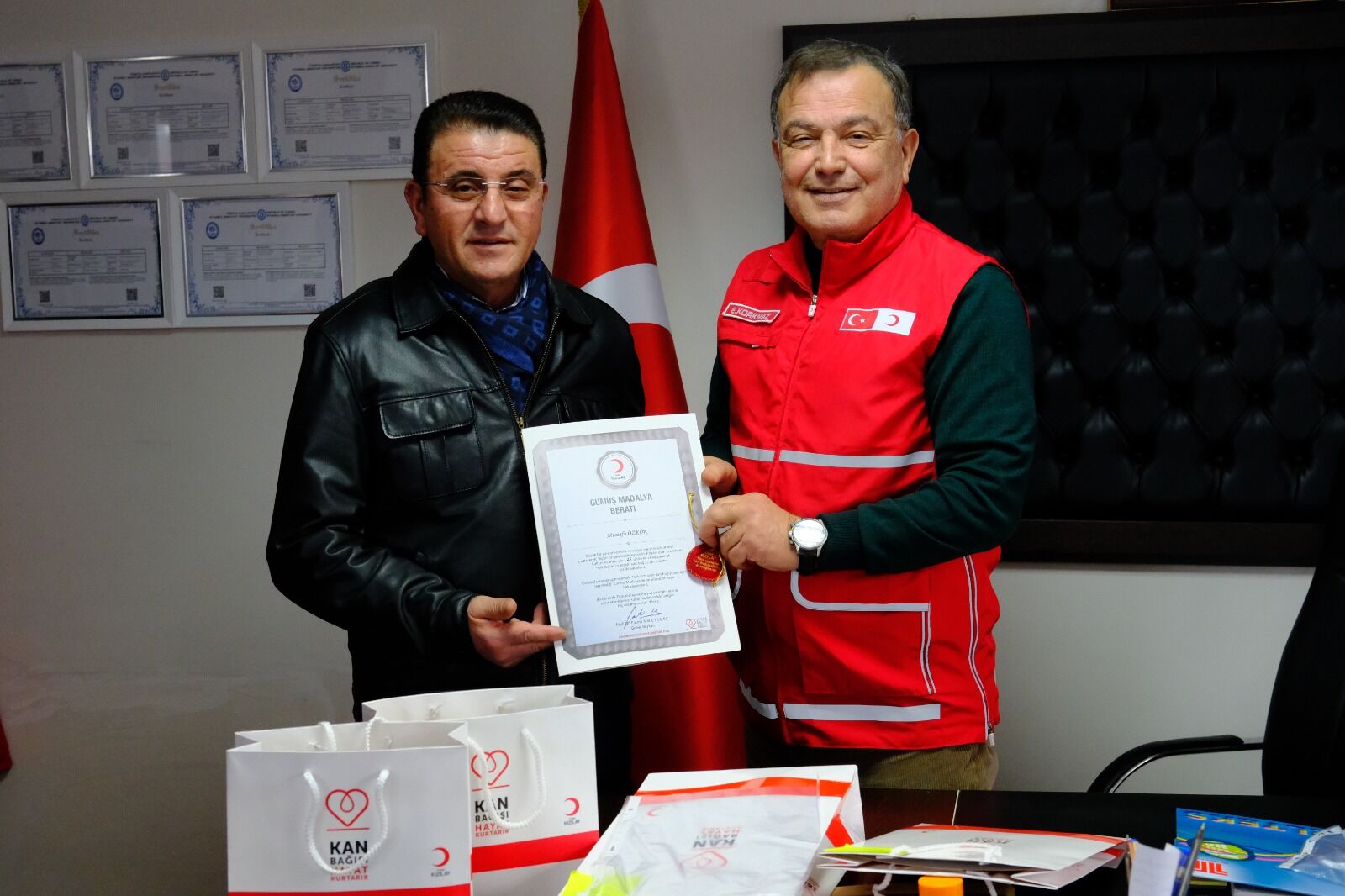 Yusuf Yayla Ve Mahmut Özkök’e Kızılay’dan Madalya (1)-1