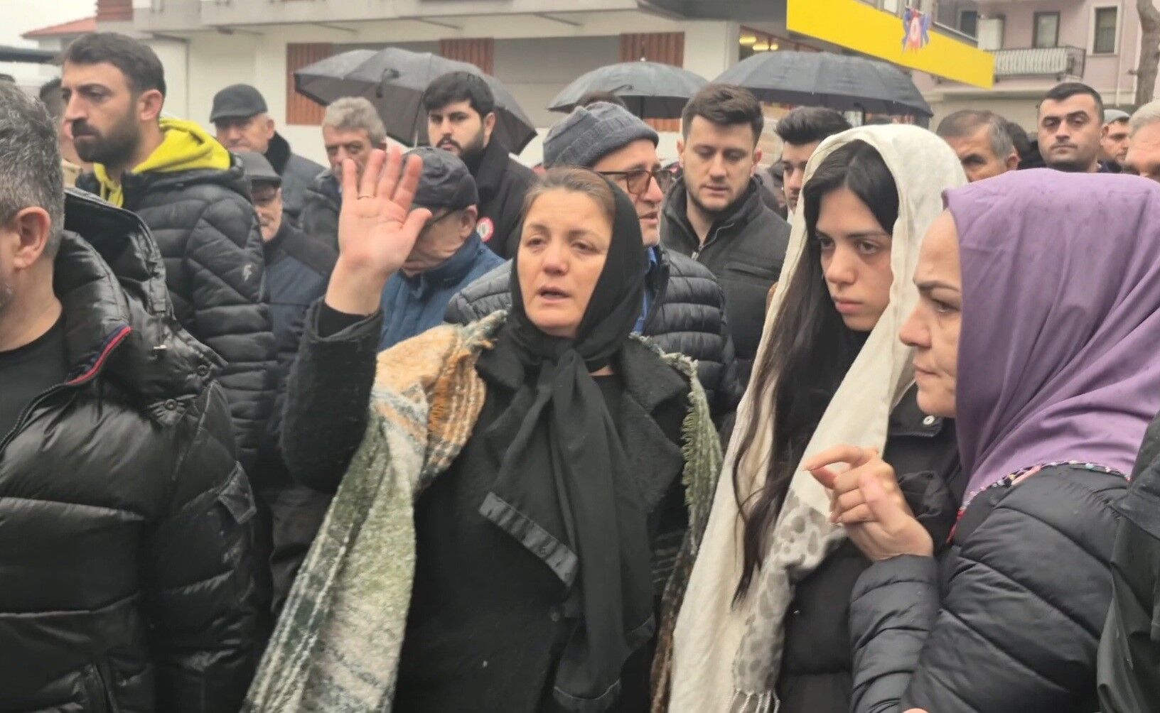 1,5 Ay Önce Sarılıp Uğurladığı Kızını, Öpücükle Son Yolculuğuna Gönderdi (2)