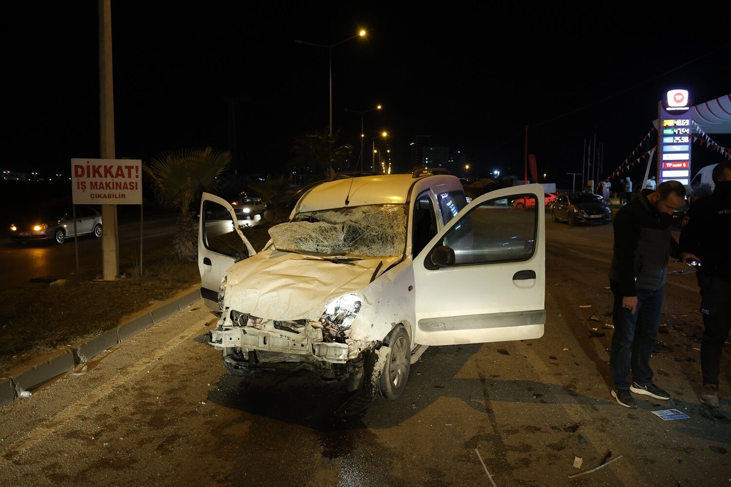 Adana’da Ters Yöne Giren Araç Hurdaya Döndü 2