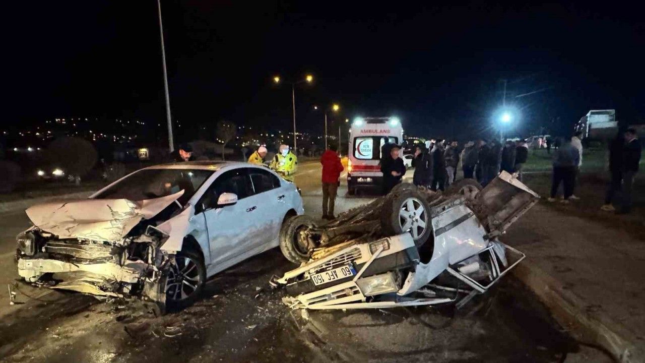 Tokat Erbaa'da Kaza: 3 Yaralı, Araç Hurdaya Döndü!