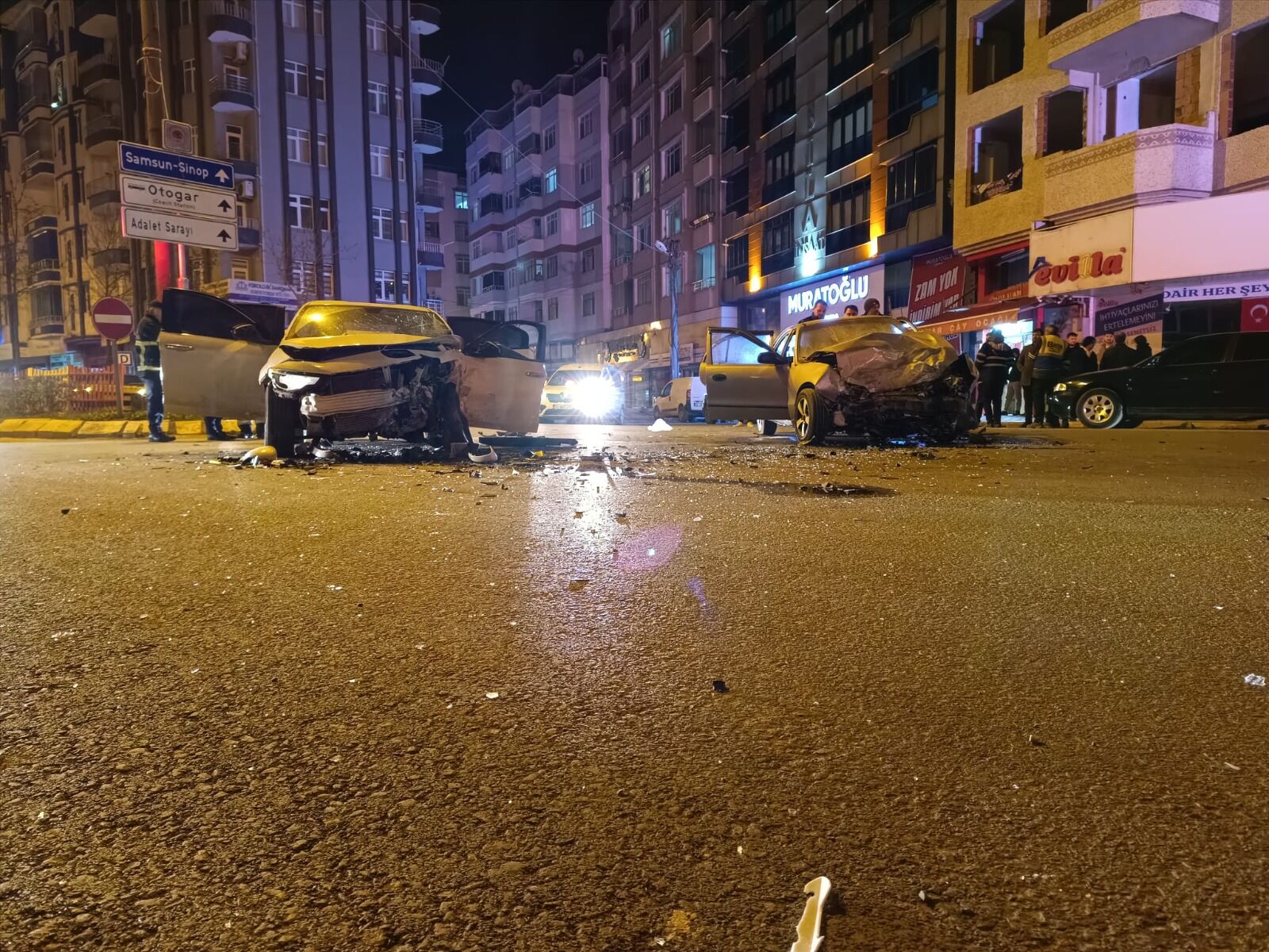 Bafra'da Feci Kaza; İki Araç Kafa Kafaya Çarpıştı (1)