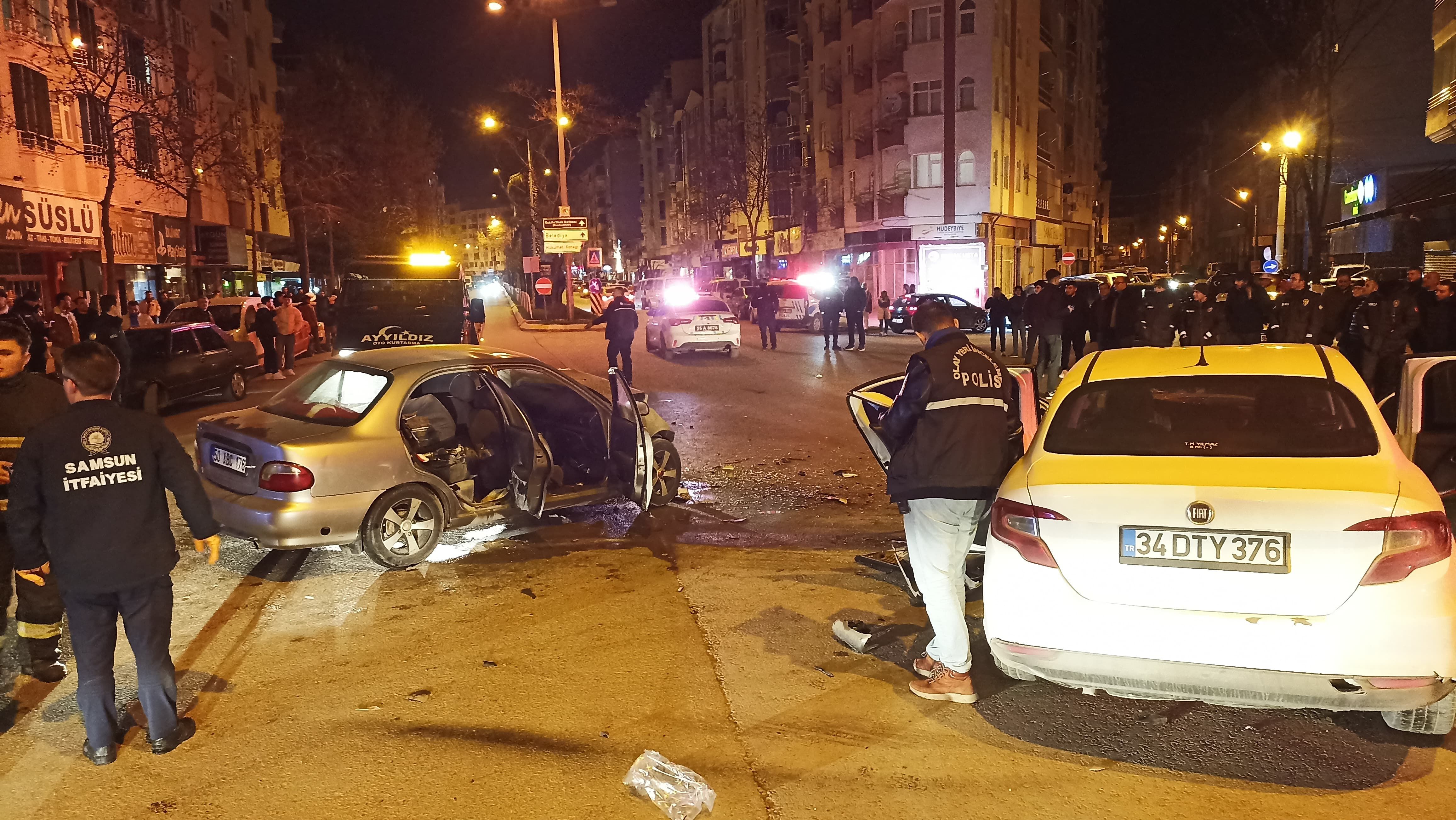 Bafra'da Feci Kaza; İki Araç Kafa Kafaya Çarpıştı (10)