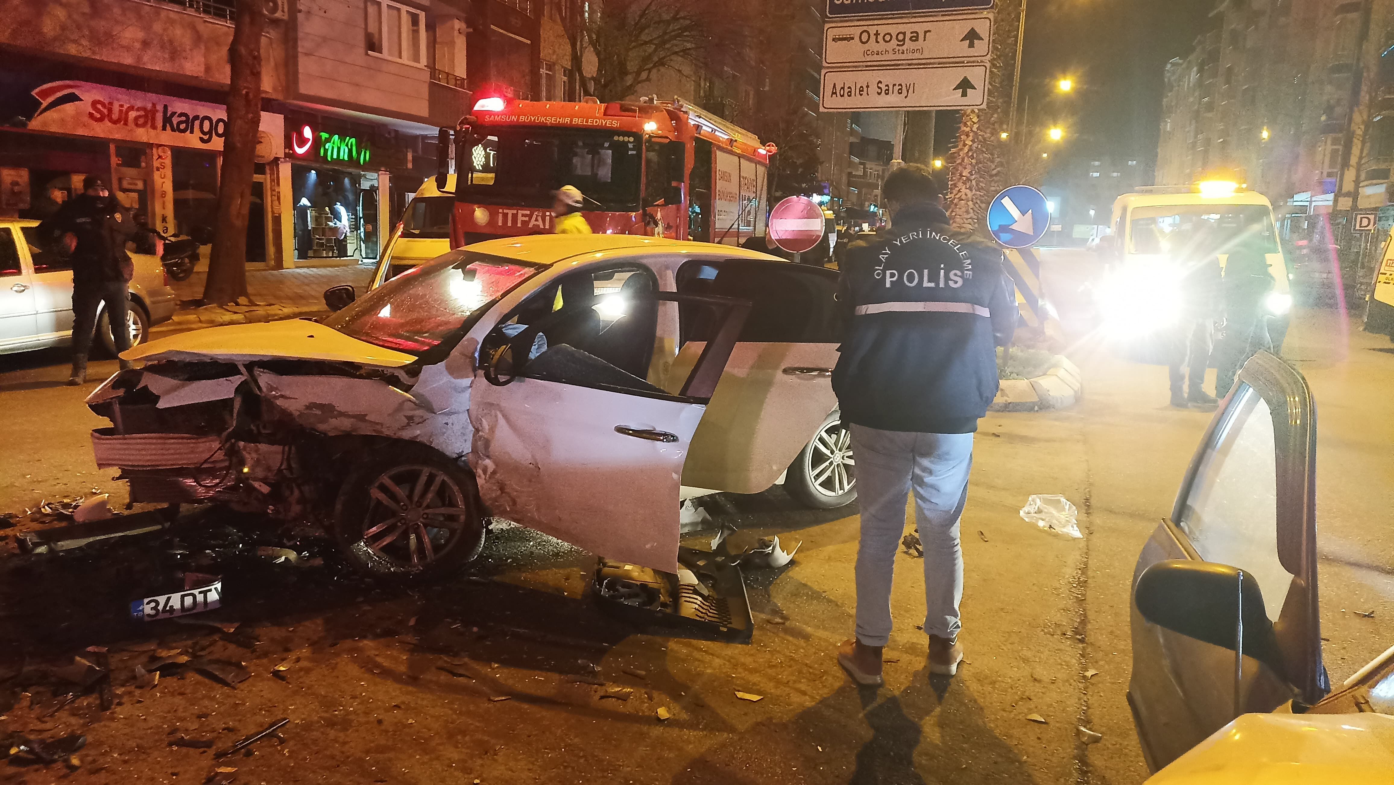 Bafra'da Feci Kaza; İki Araç Kafa Kafaya Çarpıştı (13)